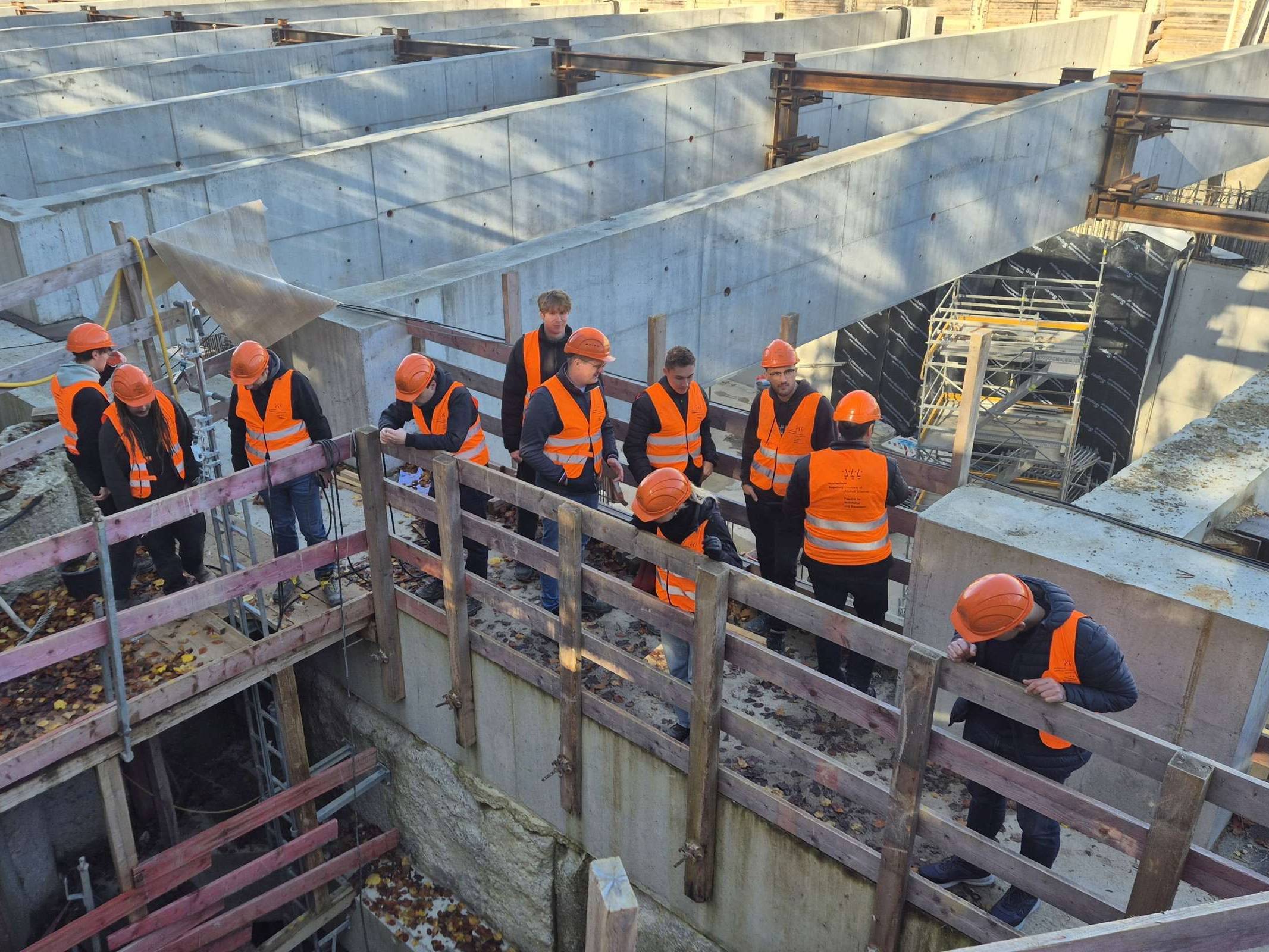 Studierende auf Baustelle