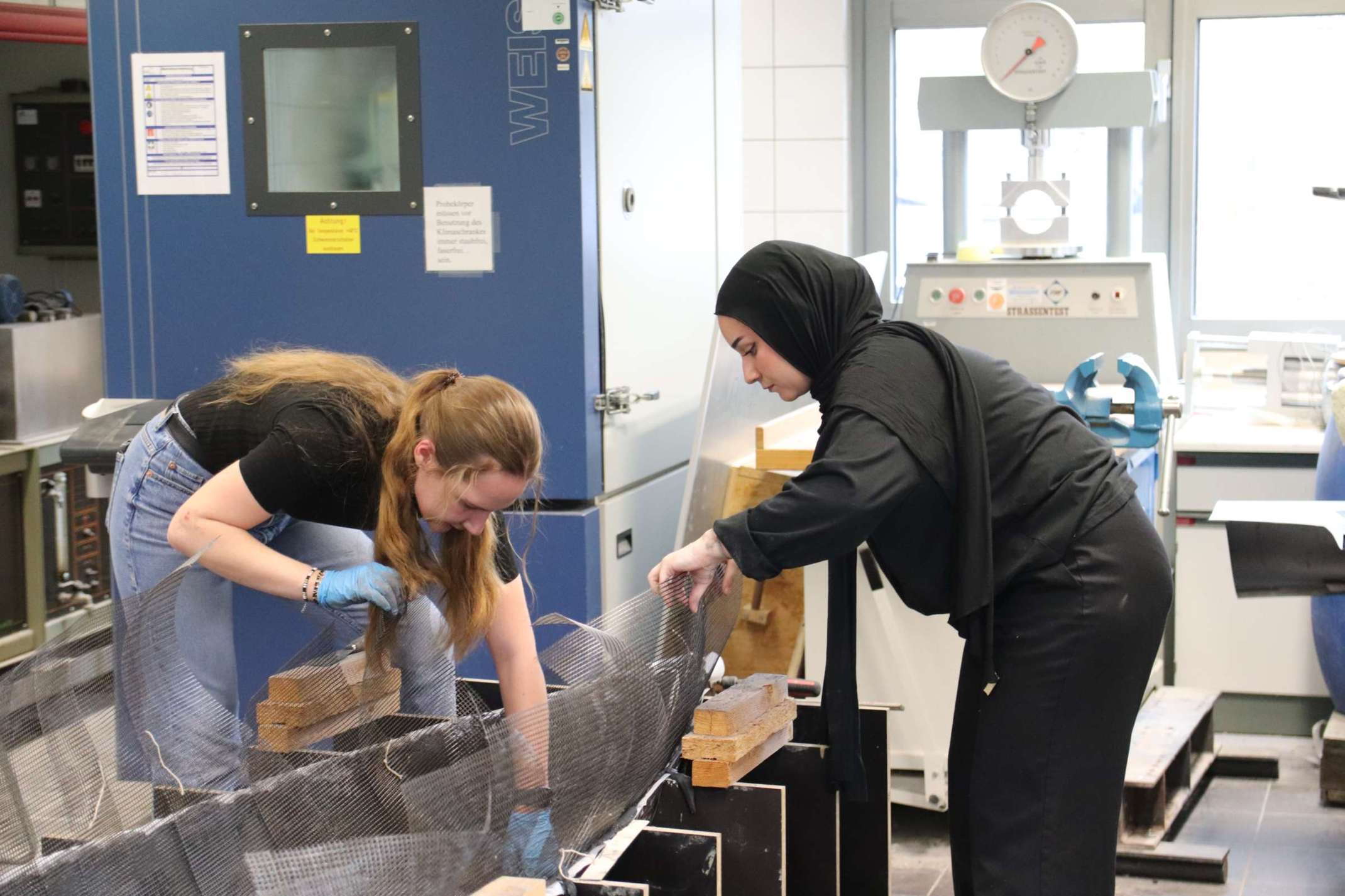 Studentinnen bereiten Betonage vor