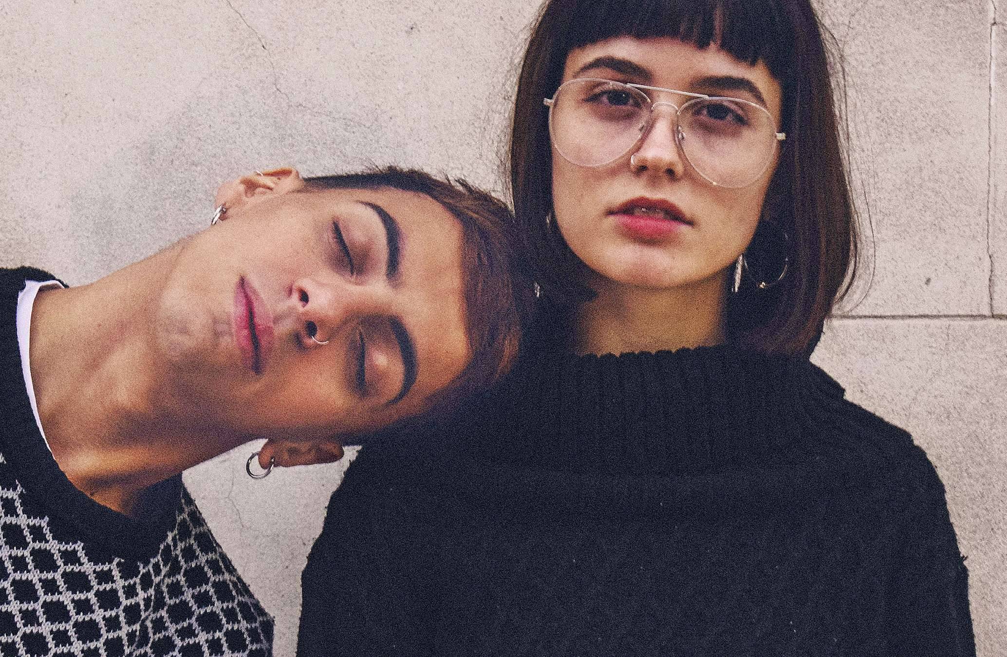 Junger Mann lehnt auf Schulter von junger Frau Junger Mann lehnt auf Schulter von junger Frau