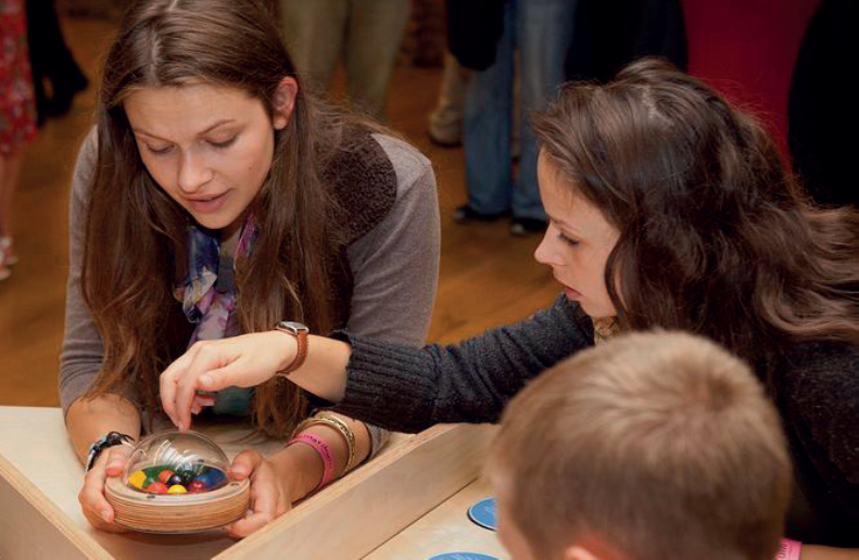 Zwei junge Frauen in der Wanderausstellung.