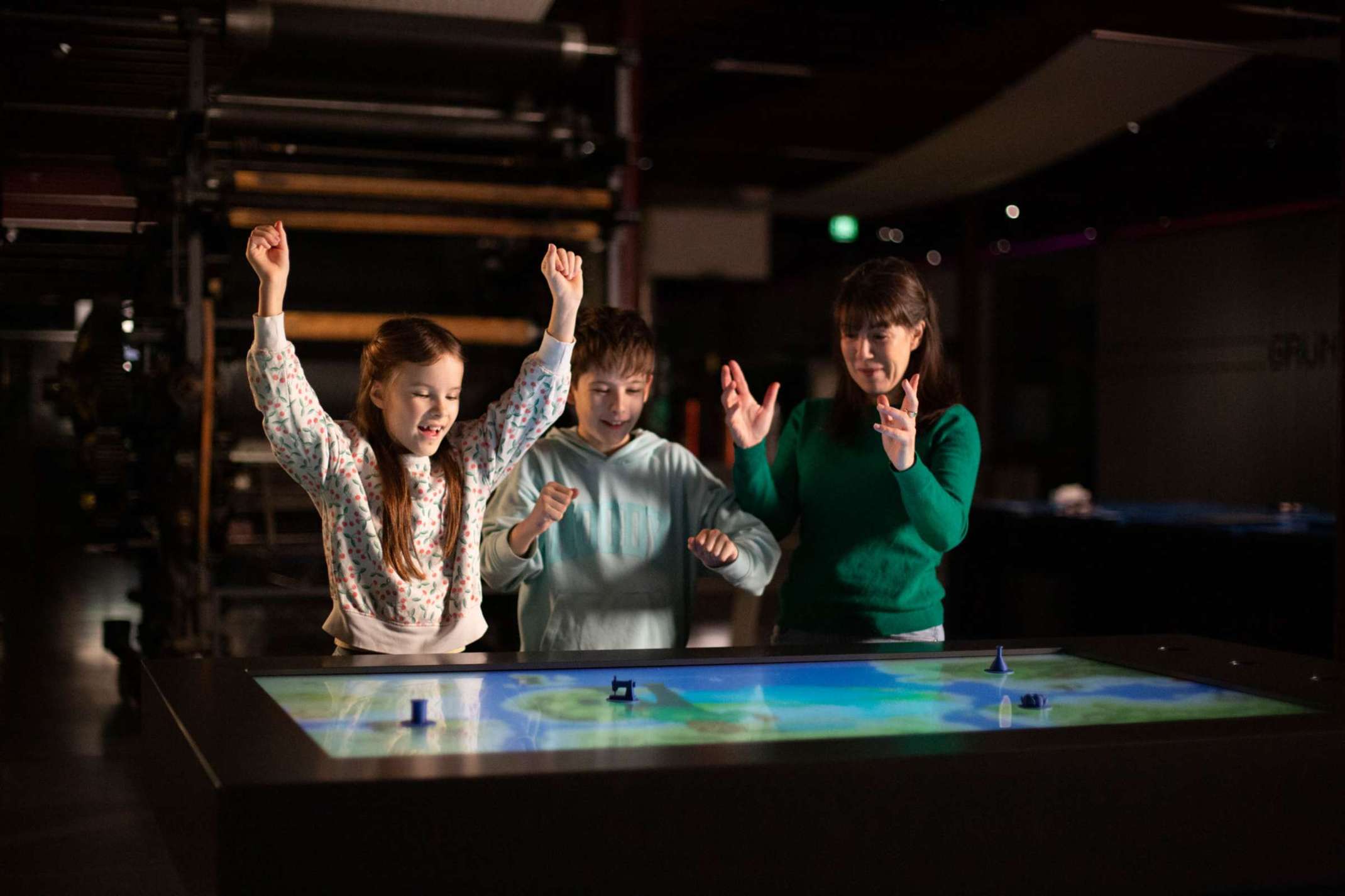 Sarah Hatfield und ihre Kinder testen das Exponat. Bild: Olga Toltinova