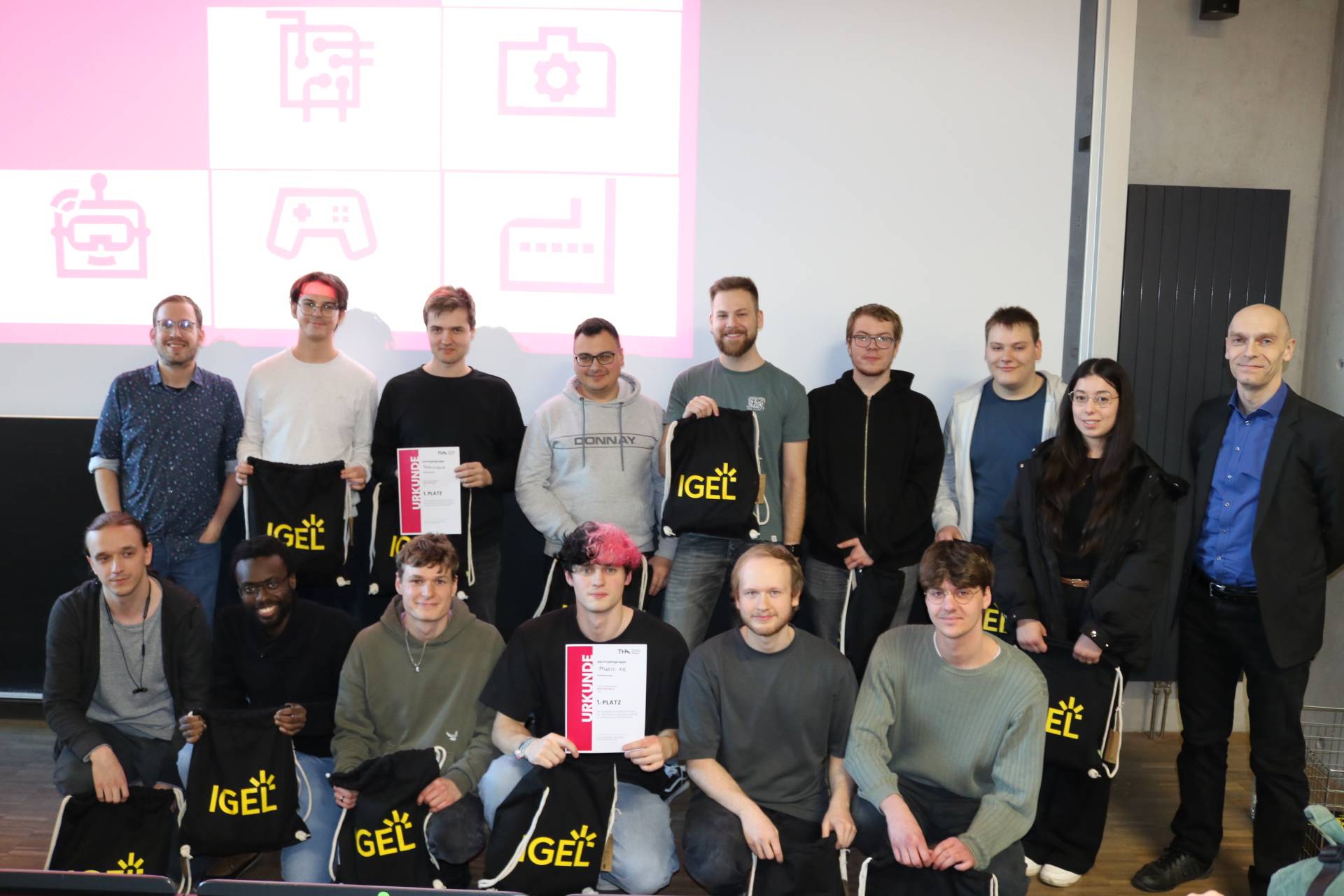 Die Gewinnerteams Music in XR und THArioKart