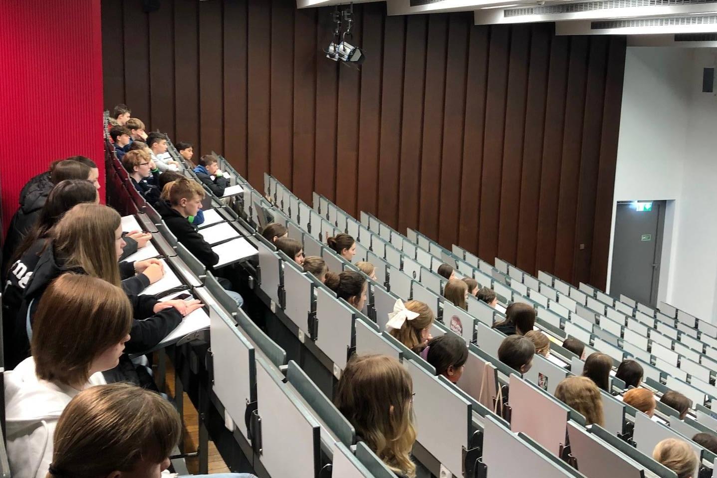 Erlebe den großen Hörsaal der THA! 