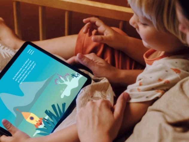Lonis Weltraumreise: Mutter mit Tochter schaut sich Szene auf einem Tablet an.