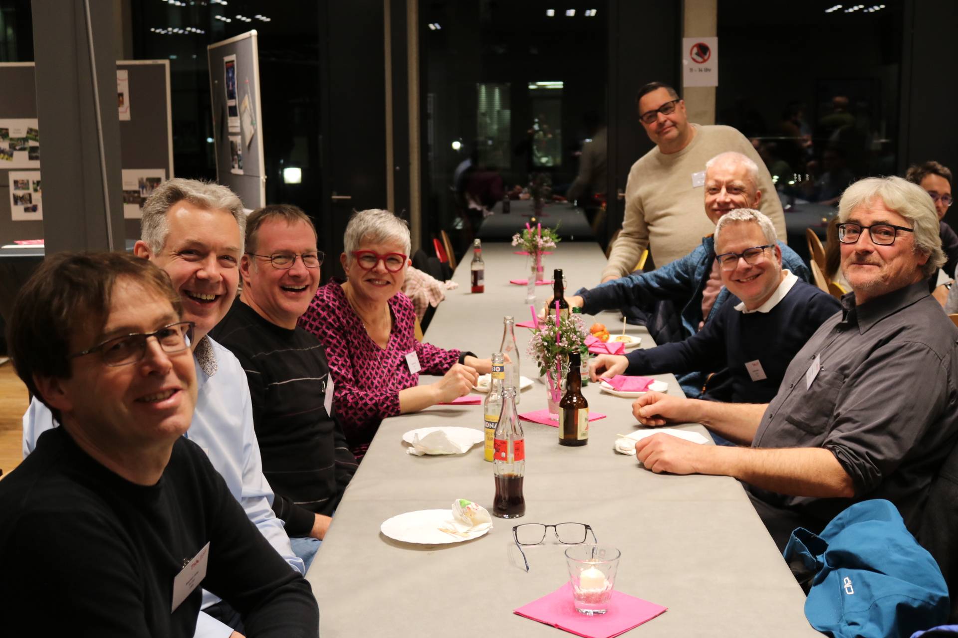 Networking in der Mensa beim Get-Together