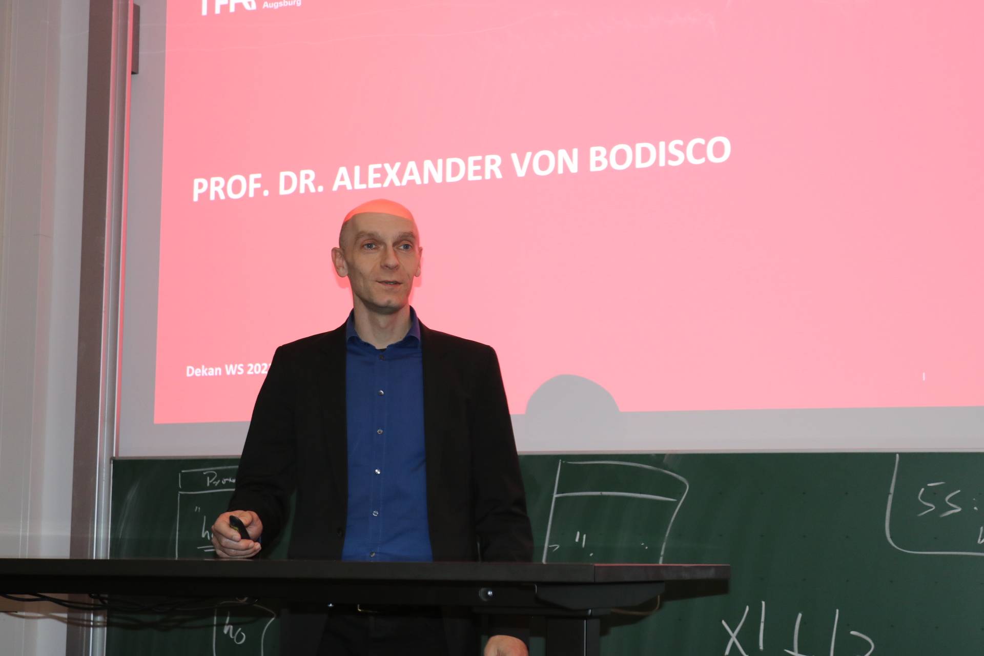 Prof. Dr. Aleaxander von Bodsico beim Dekane 3er-Pitsch