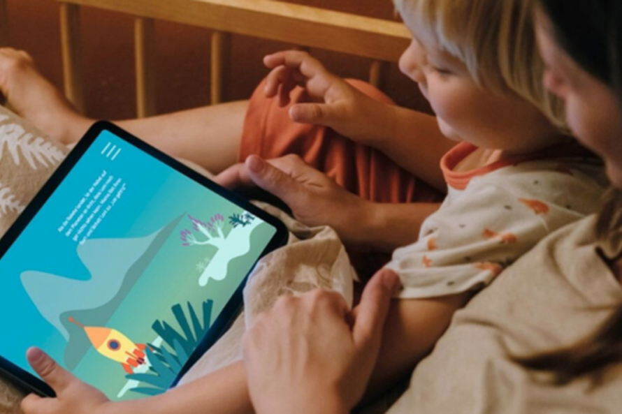 Lonis Weltraumreise: Mutter mit Tochter schaut sich Szene auf einem Tablet an.