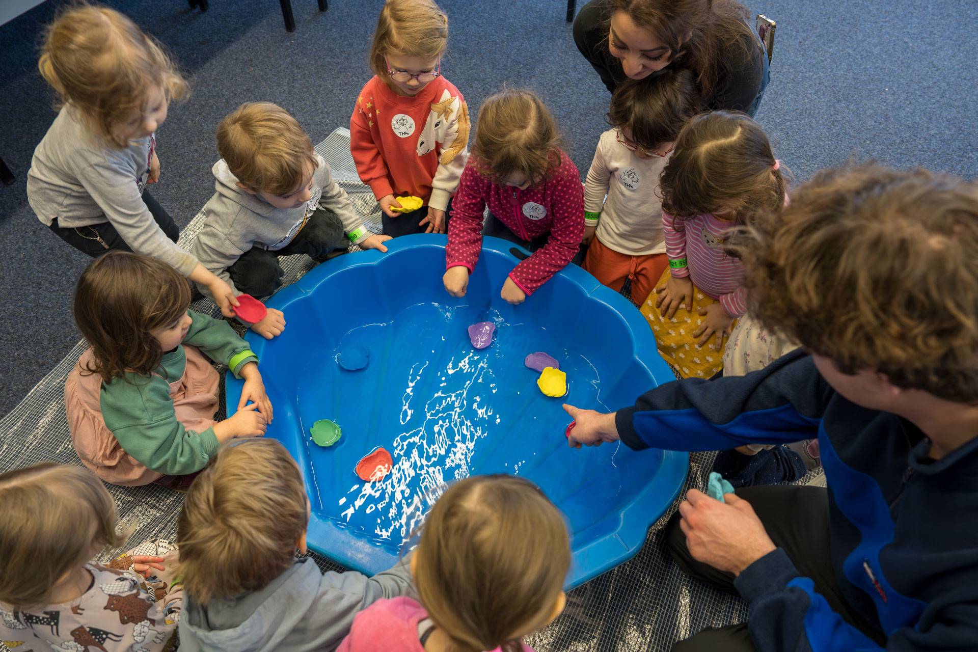 Kinder testen MINT-Spielgeräte