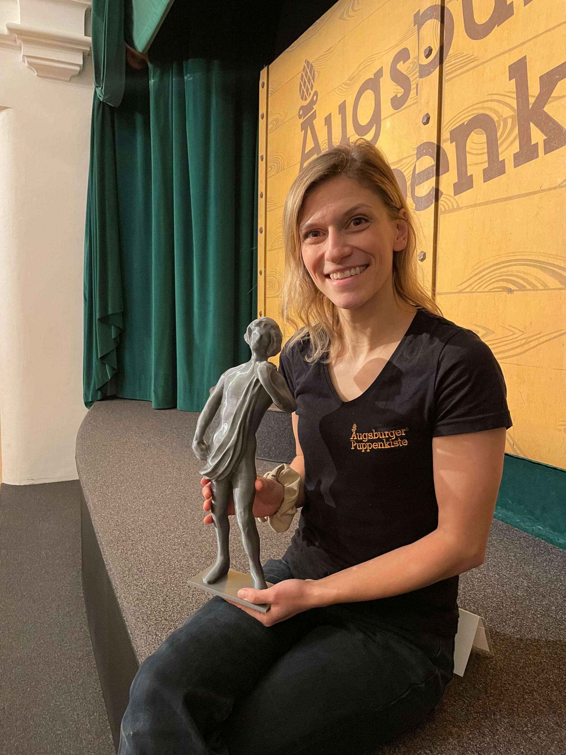 Jessica Marschall mit Davidstatue