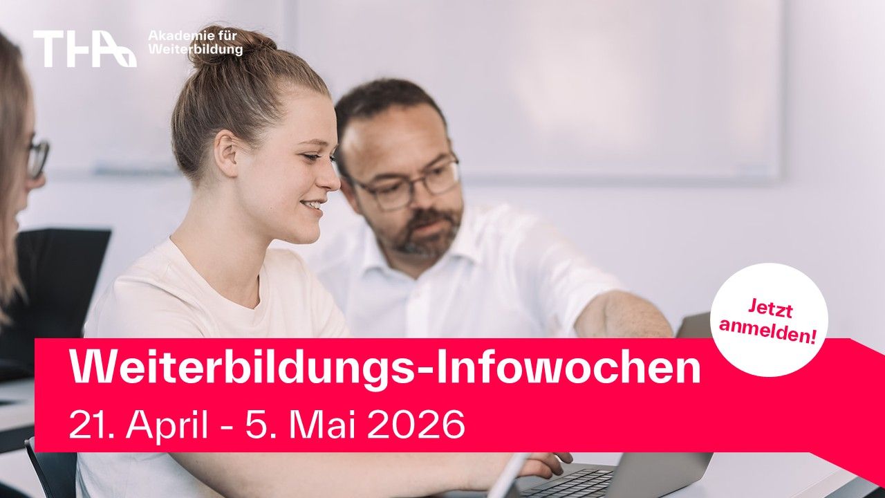 Prof. Dr. Häckel erklärt einer Studentin während einer Vorlesung etwas am Laptop.