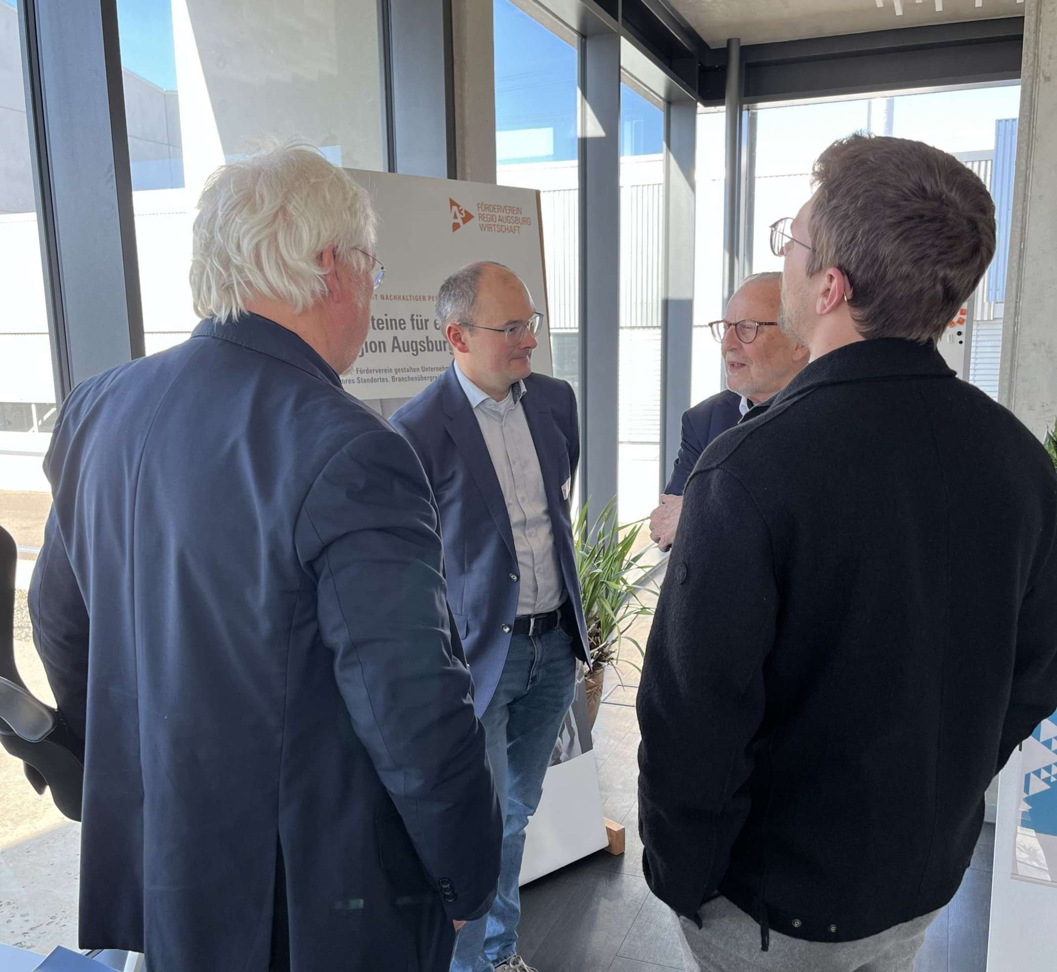 Im Auschauch: (von links) Prof. Dr.-Ing. Sergej Rempel, Erster Bürgermeister Klaus Habermann, Aichach, Julian Frede, Promovend am TTZ Aichach