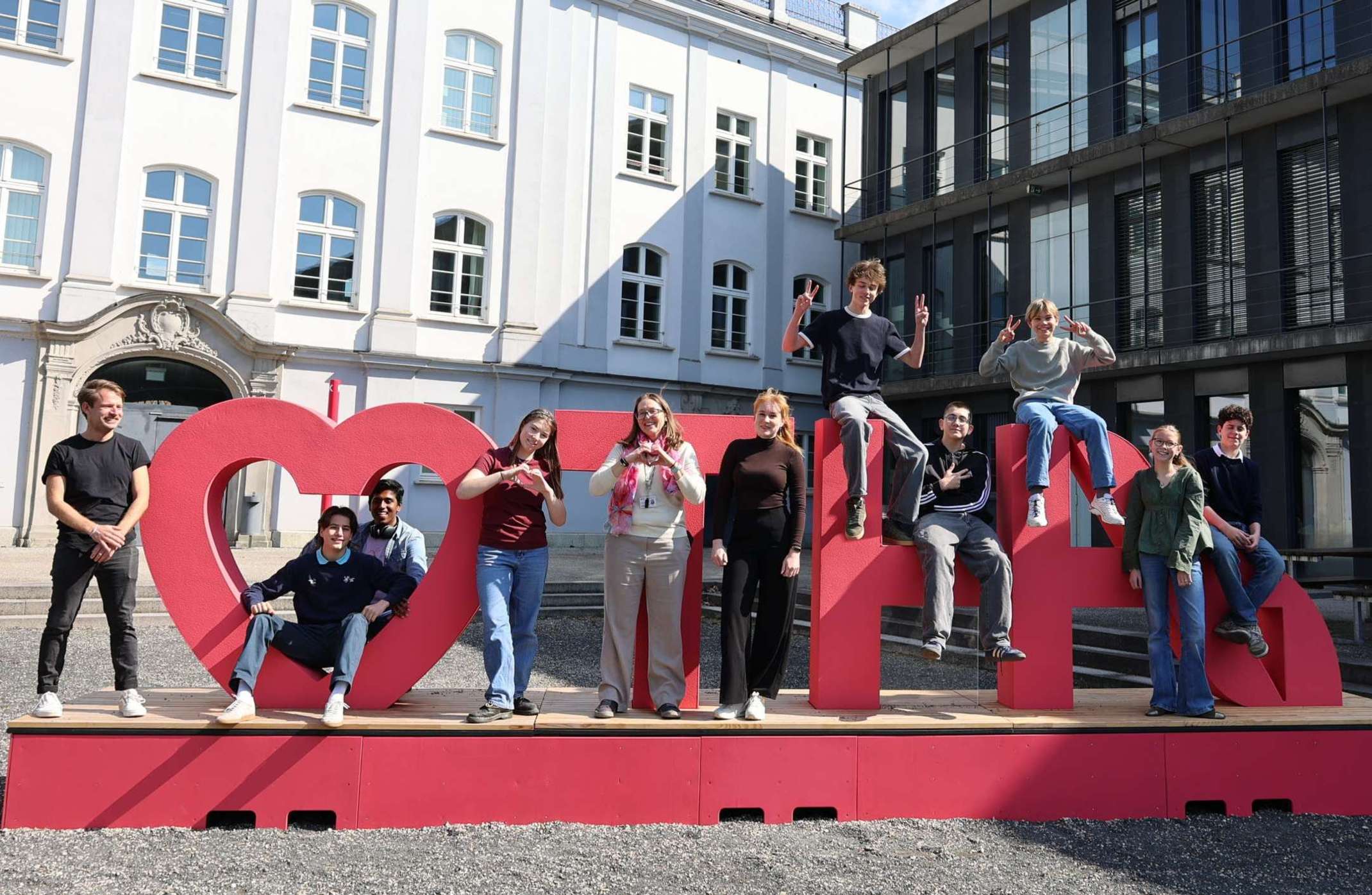 Gruppenfoto ISA Schülerinnen und Schüler mit Lehrerin und Coaches Funkenwerk