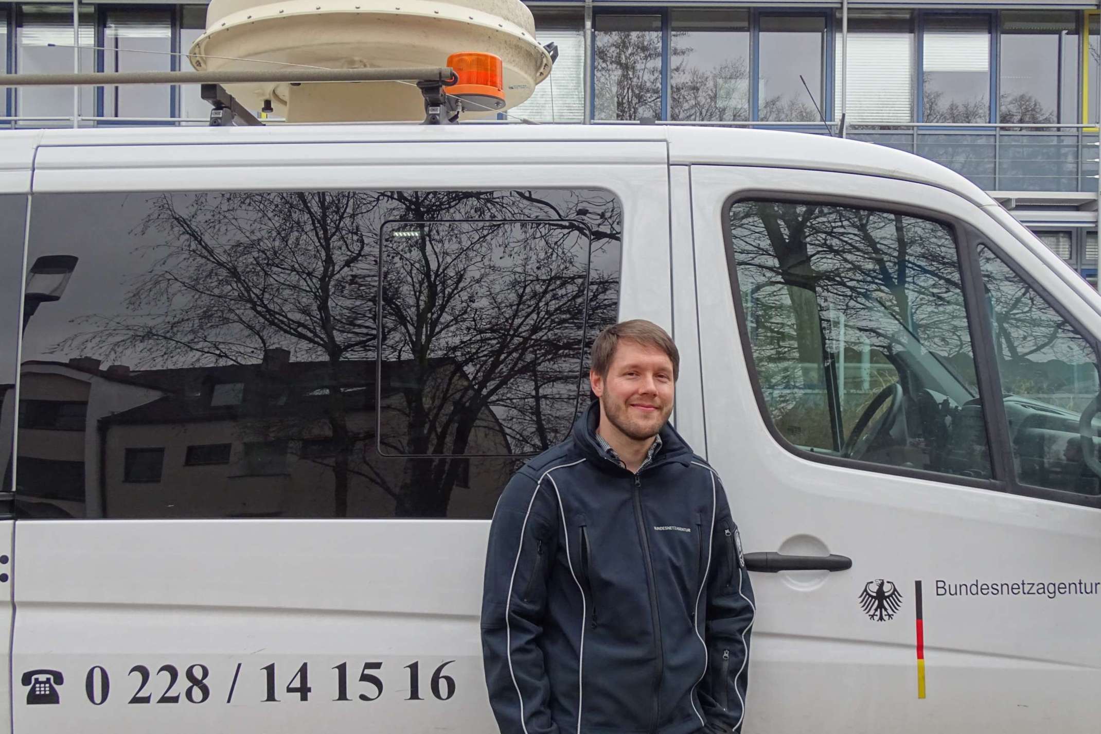 Markus Krah vor dem Messwagen