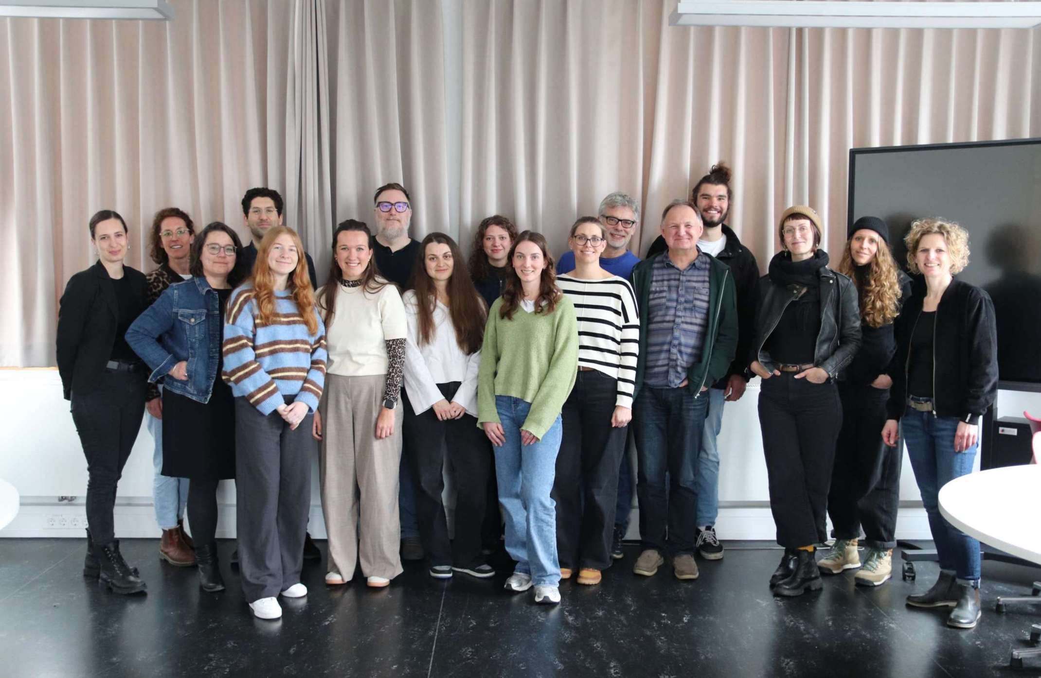 Die Studierenden des ersten Jahrgangs des Masterstudiengangs „Forschungsbasierte Praxisentwicklung in der Sozialen Arbeit (M.A.)“ mit Lehrenden und Verantwortlichen der Fakultät.