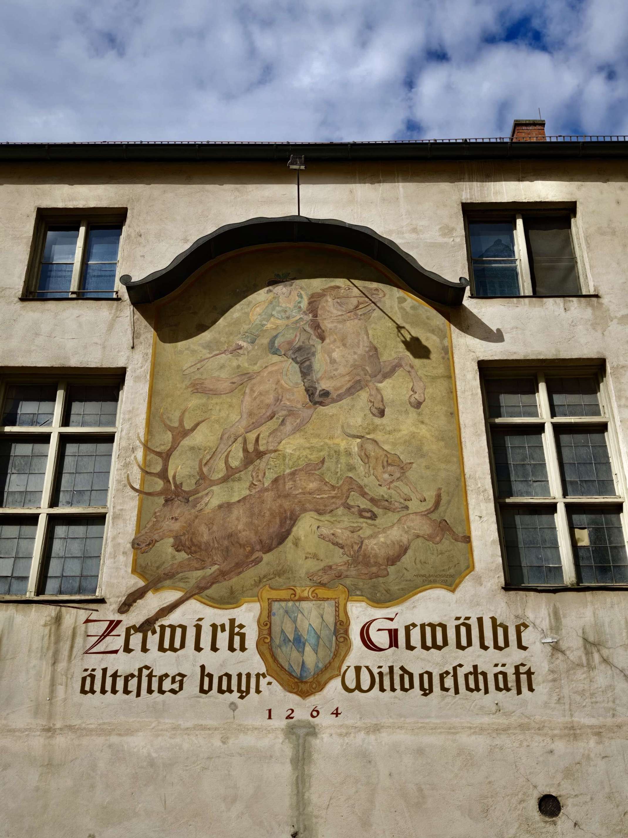 Jagdfresko an der Südfassade. „Zerwirken” bedeutet in der Jägersprache das Zerlegen von erlegtem Wild – daher der Name des Gebäudes. Die Jahreszahl 1264 ist nach neuester Bauforschung überholt. (Foto: Carina Winkler)