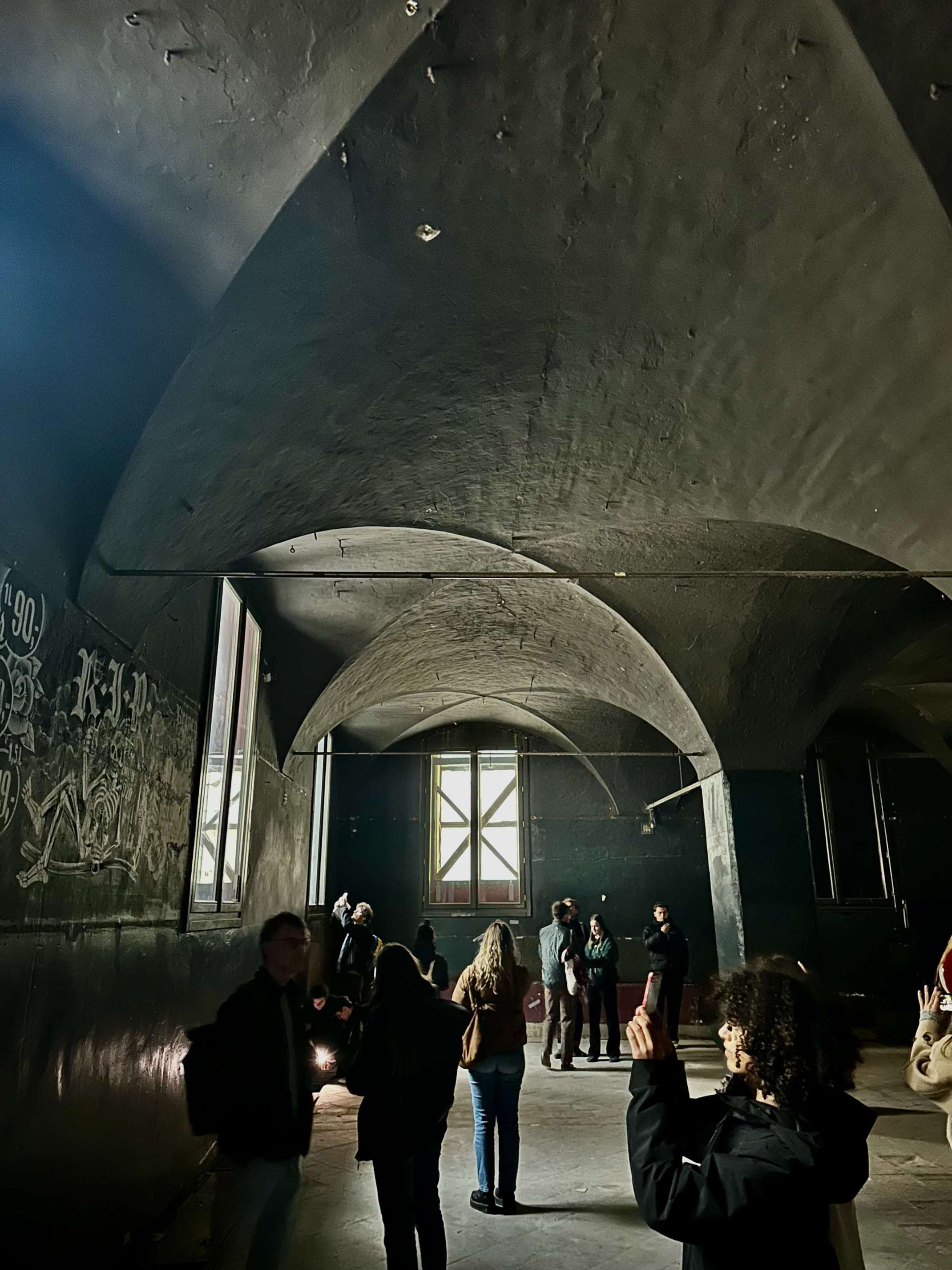 Peter Kifinger erläutert Studierenden im Kreuzgratgewölbe des Erdgeschosses die neuen Erkenntnisse aus der Bauforschung (Foto: Hendler Klinglhöfer)