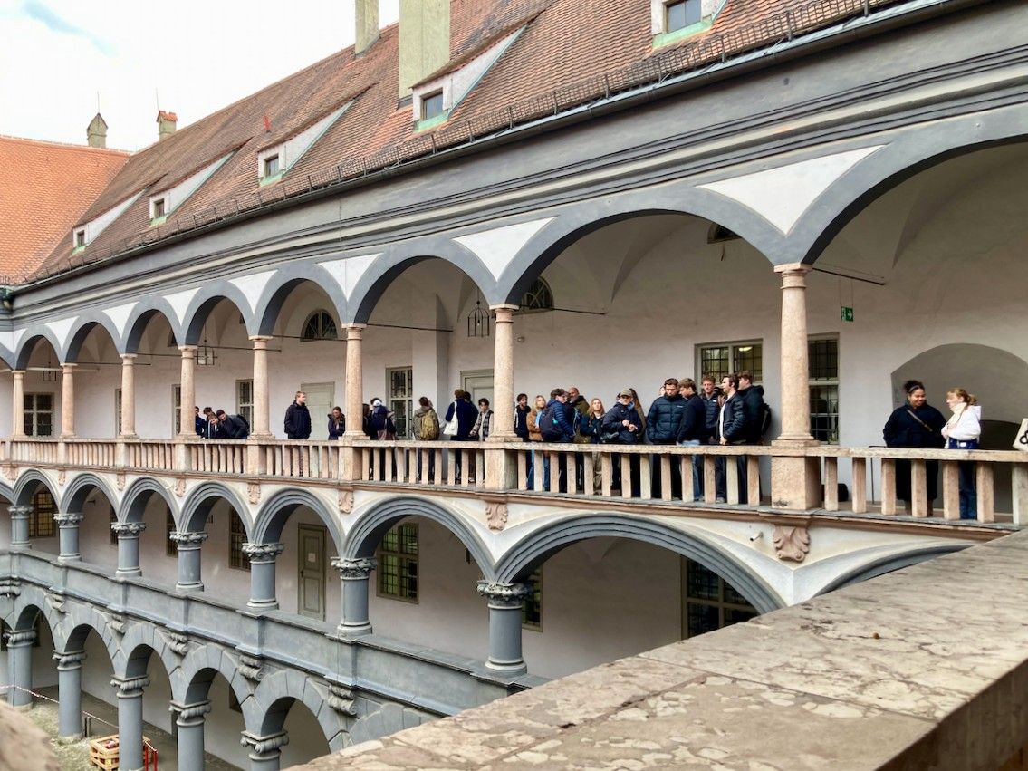 Die Studierenden zu Gast beim Bayerischen Landesamt für Denkmalpflege bestaunen das neue Solardach auf dem Gebäude der Alten Münze (Foto: Joachim Müller)