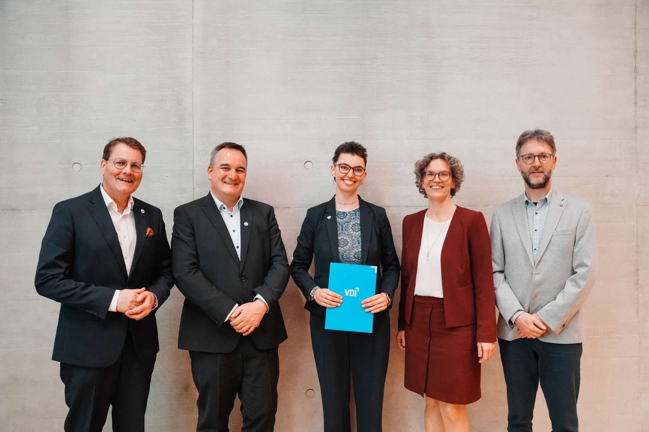 v. l. n. r.: Adrian Willig, VDI-Direktor, Christian Könitzer, Vorsitzender VDI-Bezirksverein Augsburg, Katrin Nehmeier, Prof. Dr. Claudia Meitinger und Stefan Knobloch, stv. Vorsitzender VDI-Bezirksverein Augsburg