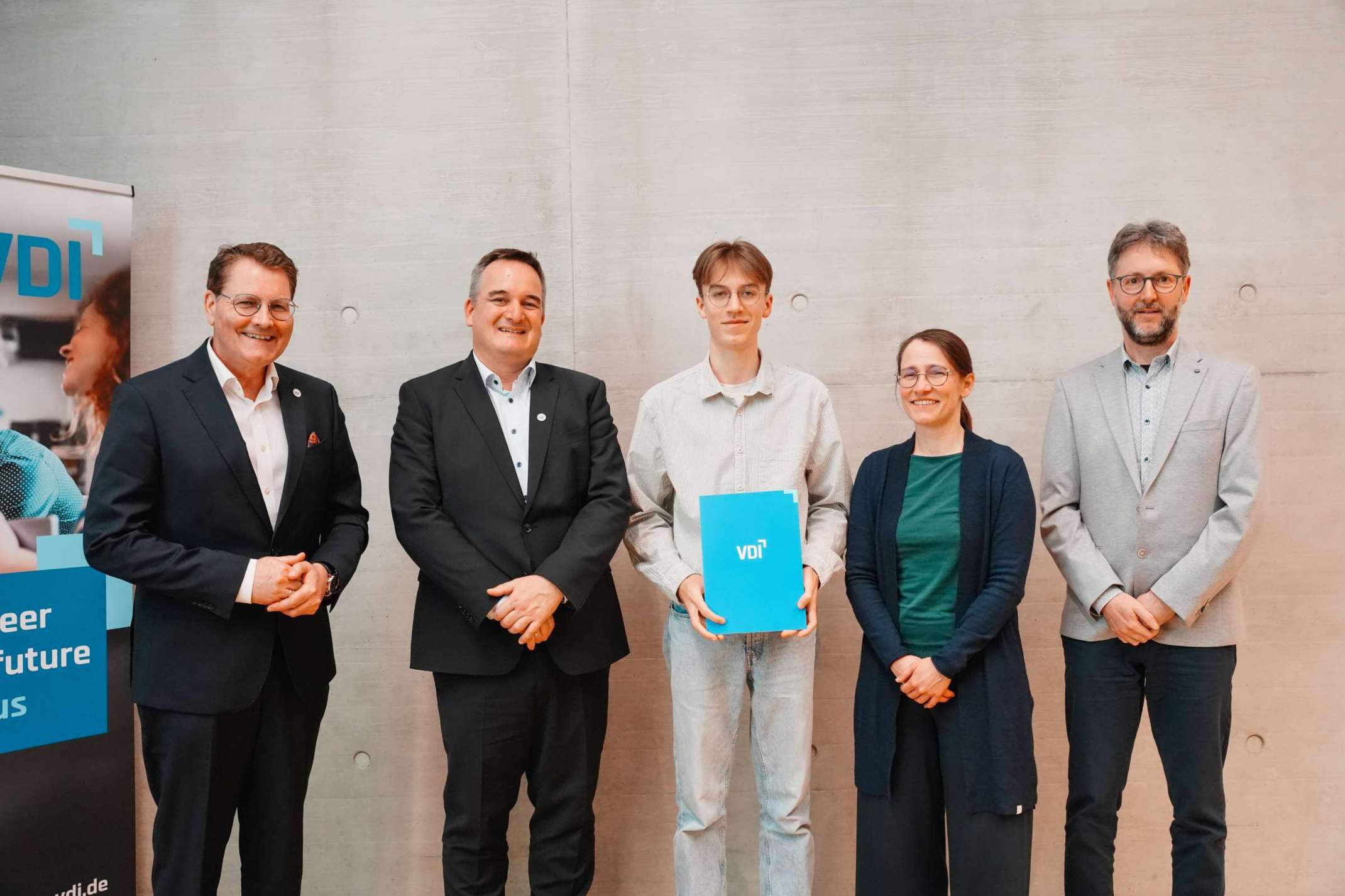 v. l. n. r.: Adrian Willig, VDI-Direktor, Christian Könitzer, Vorsitzender VDI-Bezirksverein Augsburg, Finn Heinrich, Prof. Dr. Alexandra Teynor und Stefan Knobloch, stv. Vorsitzender VDI-Bezirksverein Augsburg