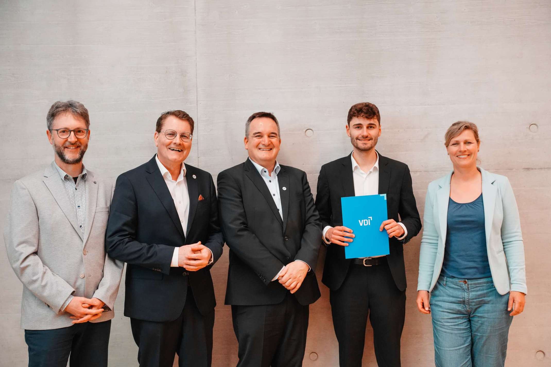 v. l. n. .r.: Stefan Knobloch, stv. Vorsitzender VDI-Bezirksverein Augsburg, Adrian Willig, VDI-Direktor, Christian Könitzer, Vorsitzender VDI-Bezirksverein Augsburg, Jakob Schmid und Prof. Dr. Rita Hilliges