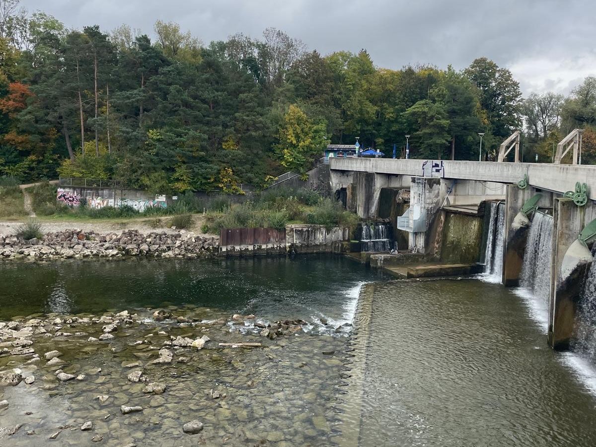 Hochablass mit Blick auf das Wasserkraftwerk und das Baufeld für die Fischaufstiegsanlage