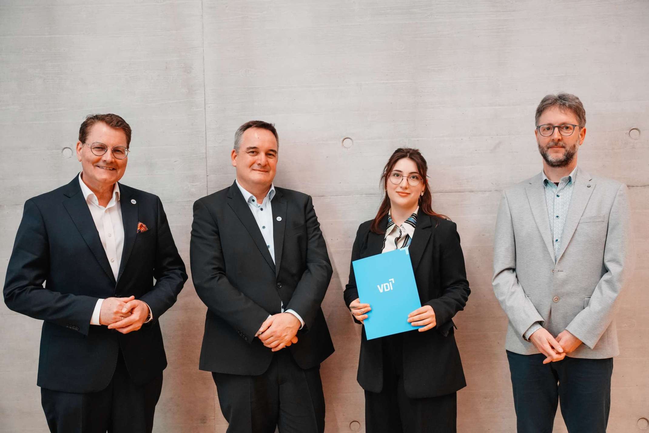 v. l. n. r.: Adrian Willig, VDI-Direktor, Christian Könitzer, Vorsitzender VDI-Bezirksverein Augsburg, Konstanze Seitz und Stefan Knobloch, stv. Vorsitzender VDI-Bezirksverein Augsburg