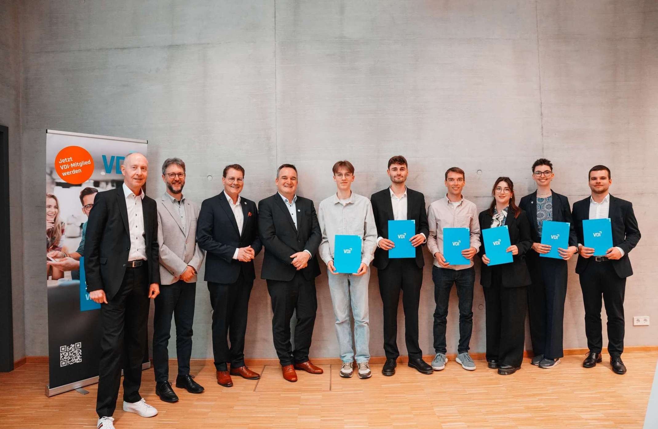 Preisträgerinnen und -Preisträger des VDI-Preises 2026 mit Vertretern des VDI