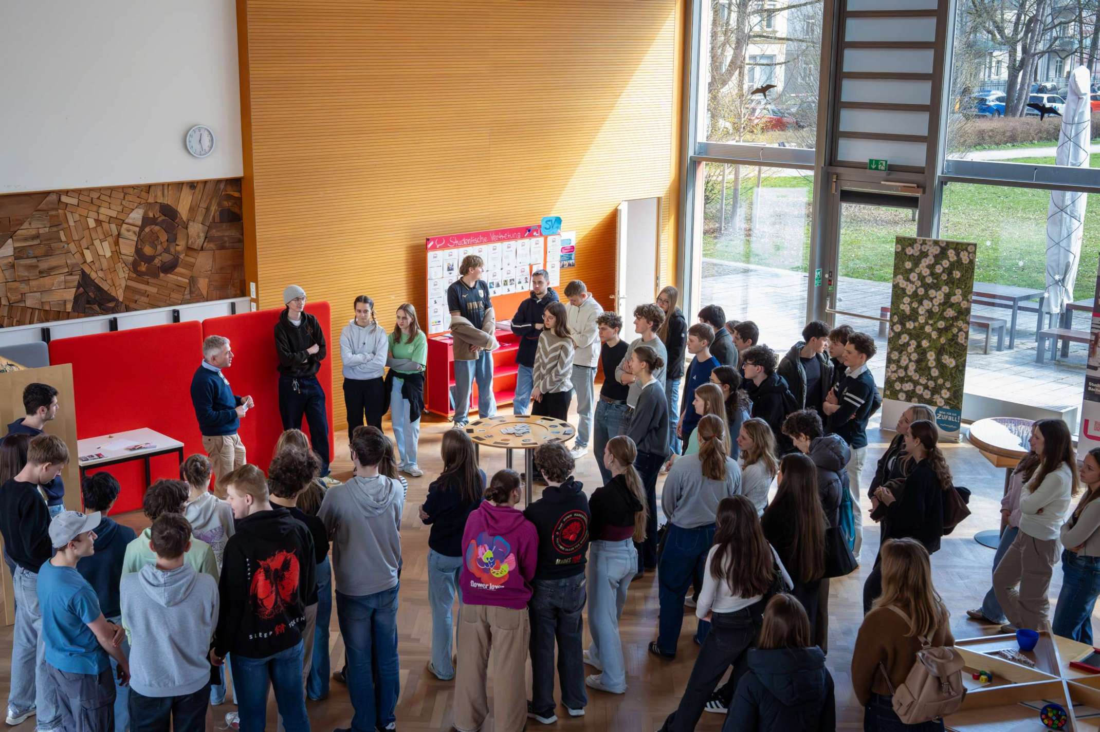 Prof. Bischof mit Schülern