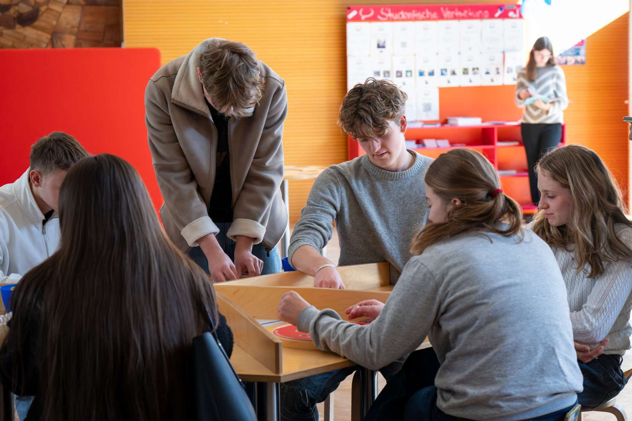 Schüler mit einem Exponat