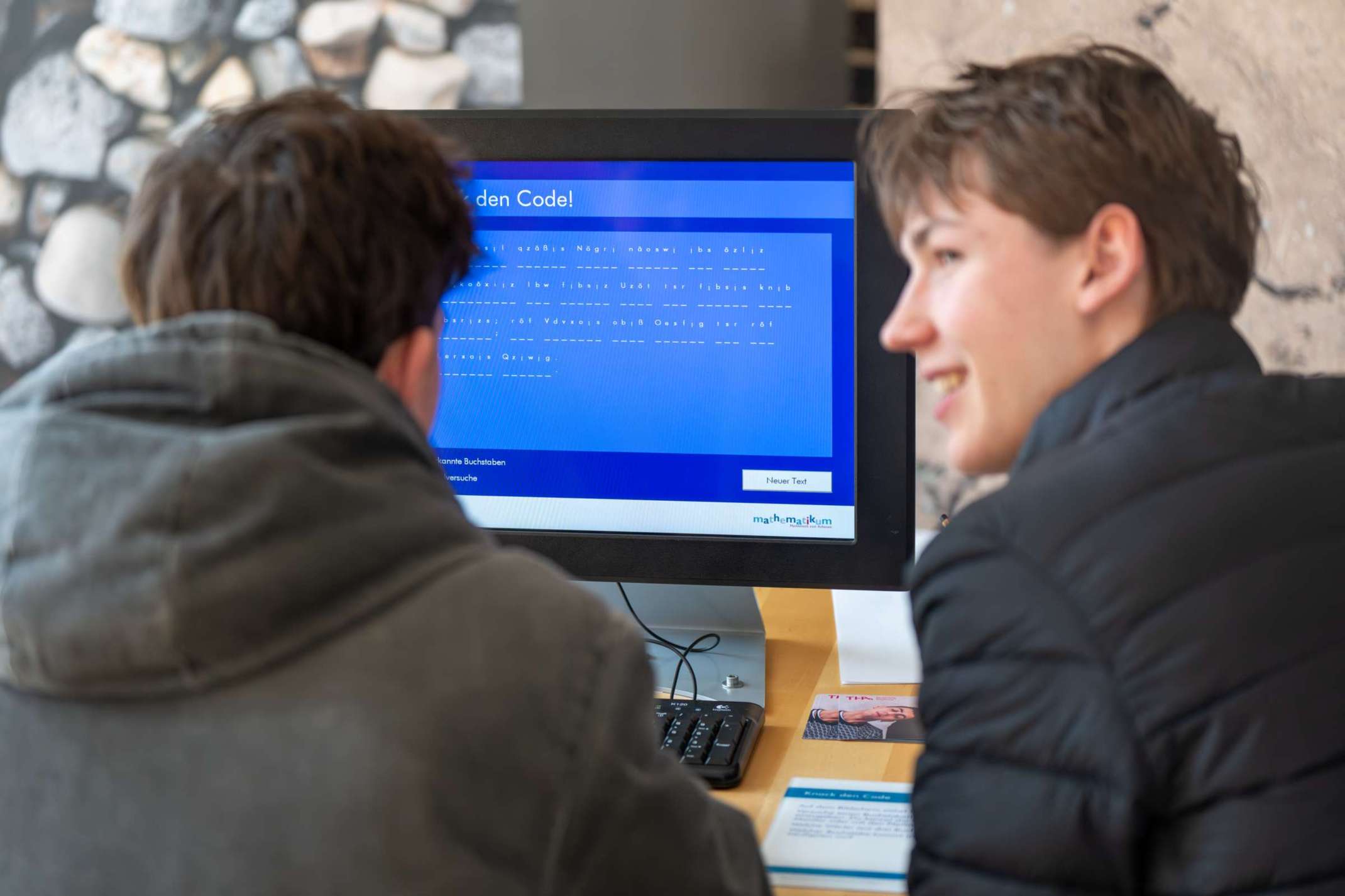 Schüler mit einem Exponat