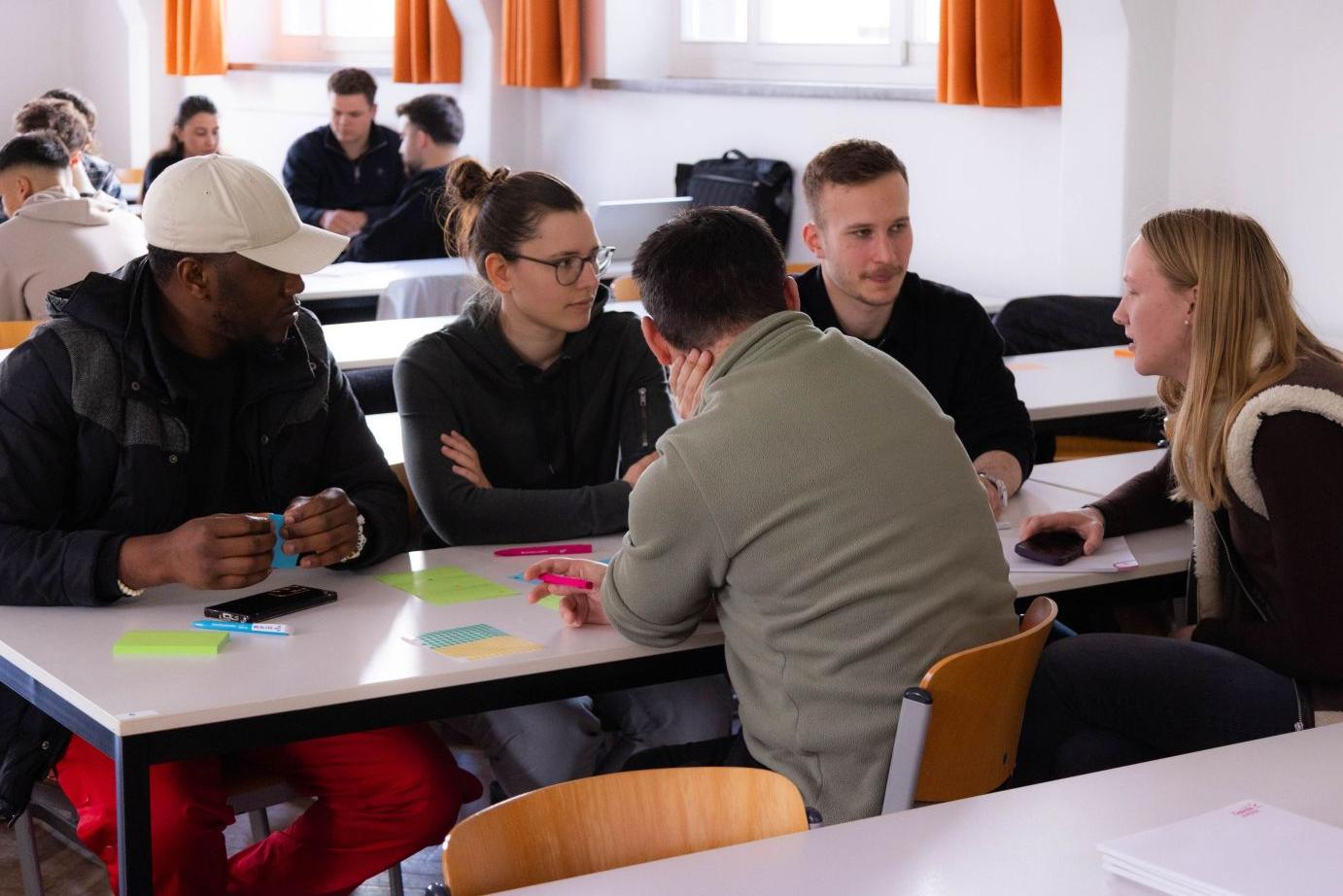 Studierende im Seminar beim innovieren