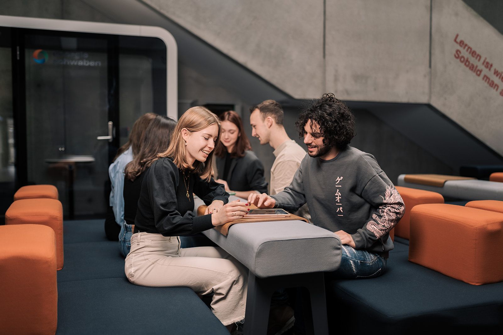 Studierende bei Projektbearbeitung