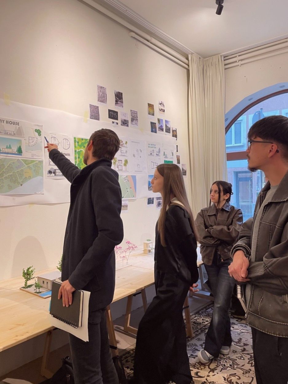 Studierende in der Stube bei der Abgabepräsentation