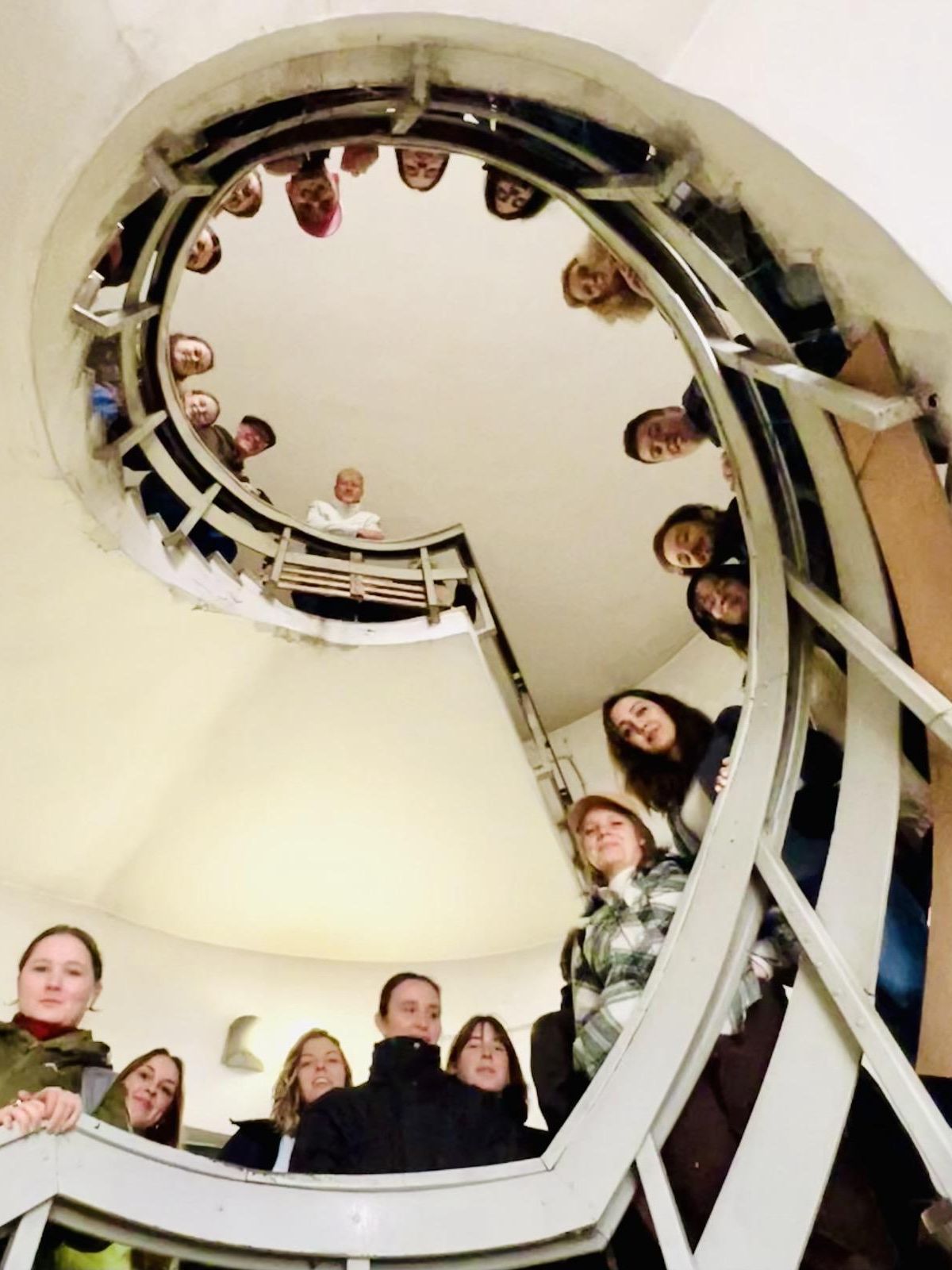 Studierende auf Wendeltreppe