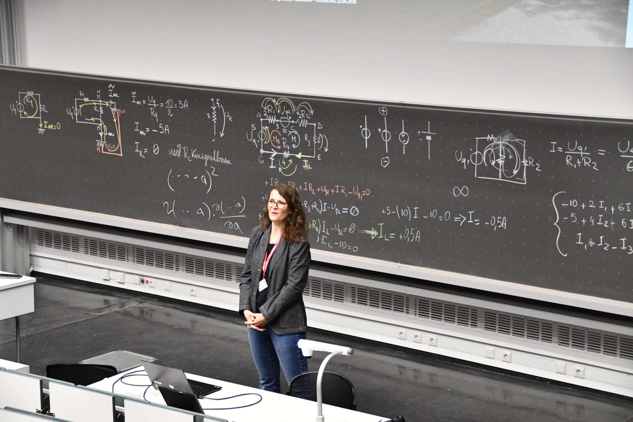 Kathrin Springinklee vom Frauenbüro begrüßt die Schüler:innen zum Boys'Day und Girls'Day