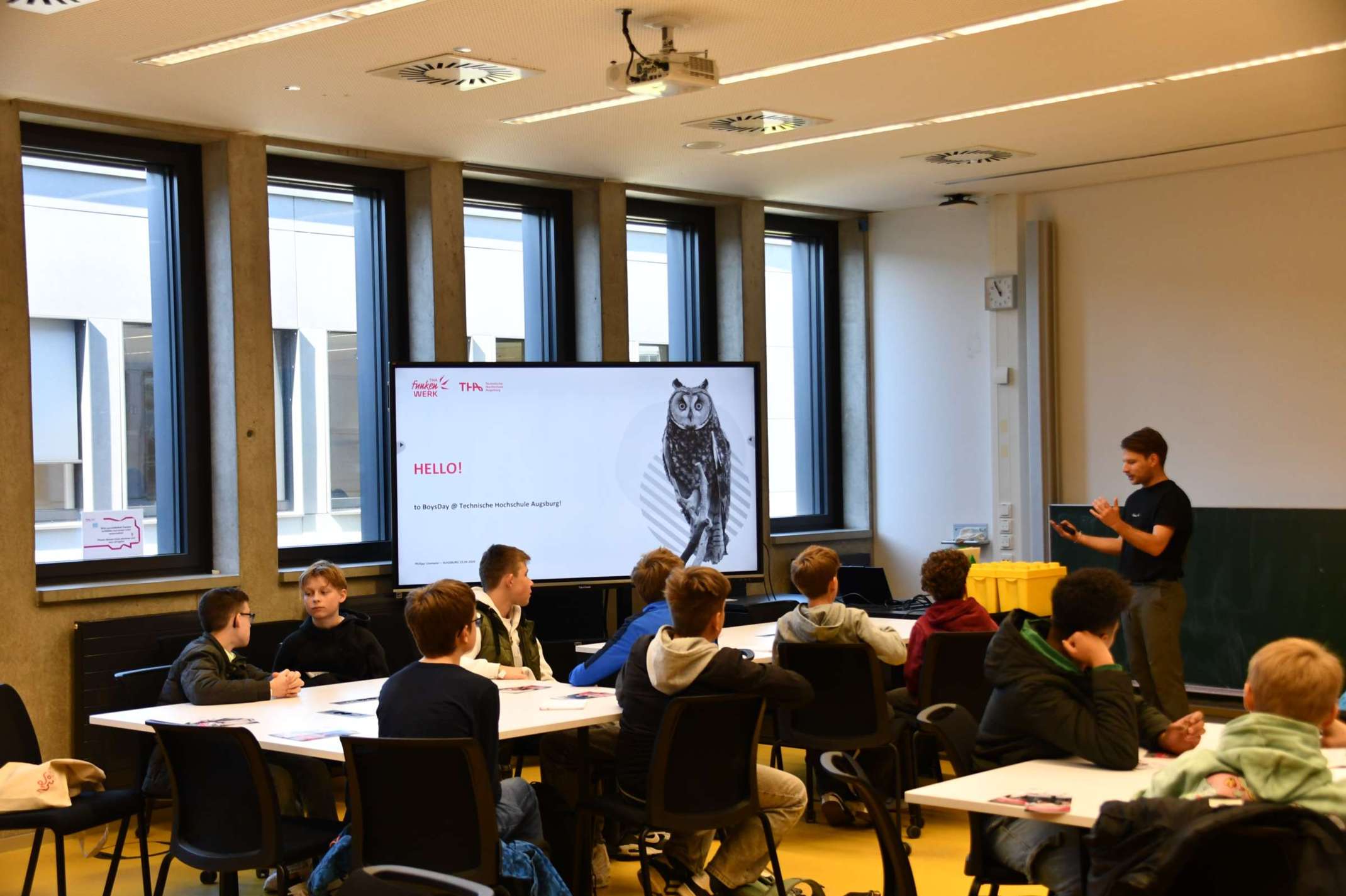 Philipp Linsmeier vom THA_funkenwerk leitet den Workshop "Design Thinking"