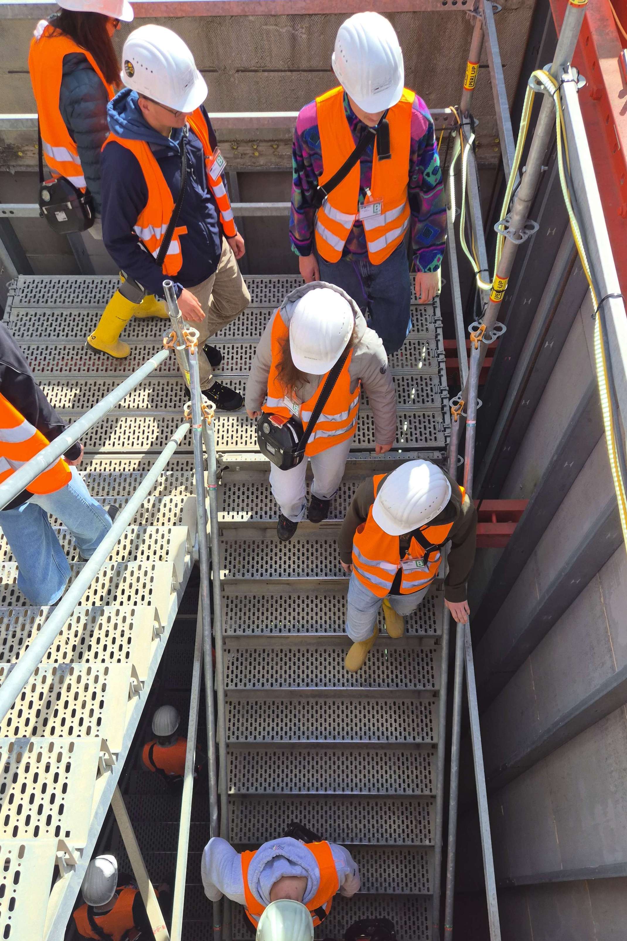 Studierende steigen eine Treppe nach unten