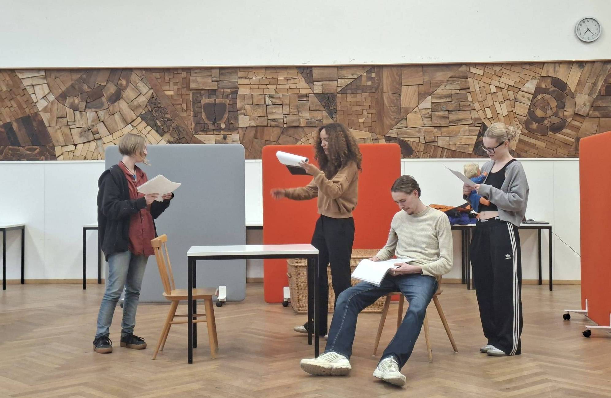 Studierende bei den Proben zum Theaterstück