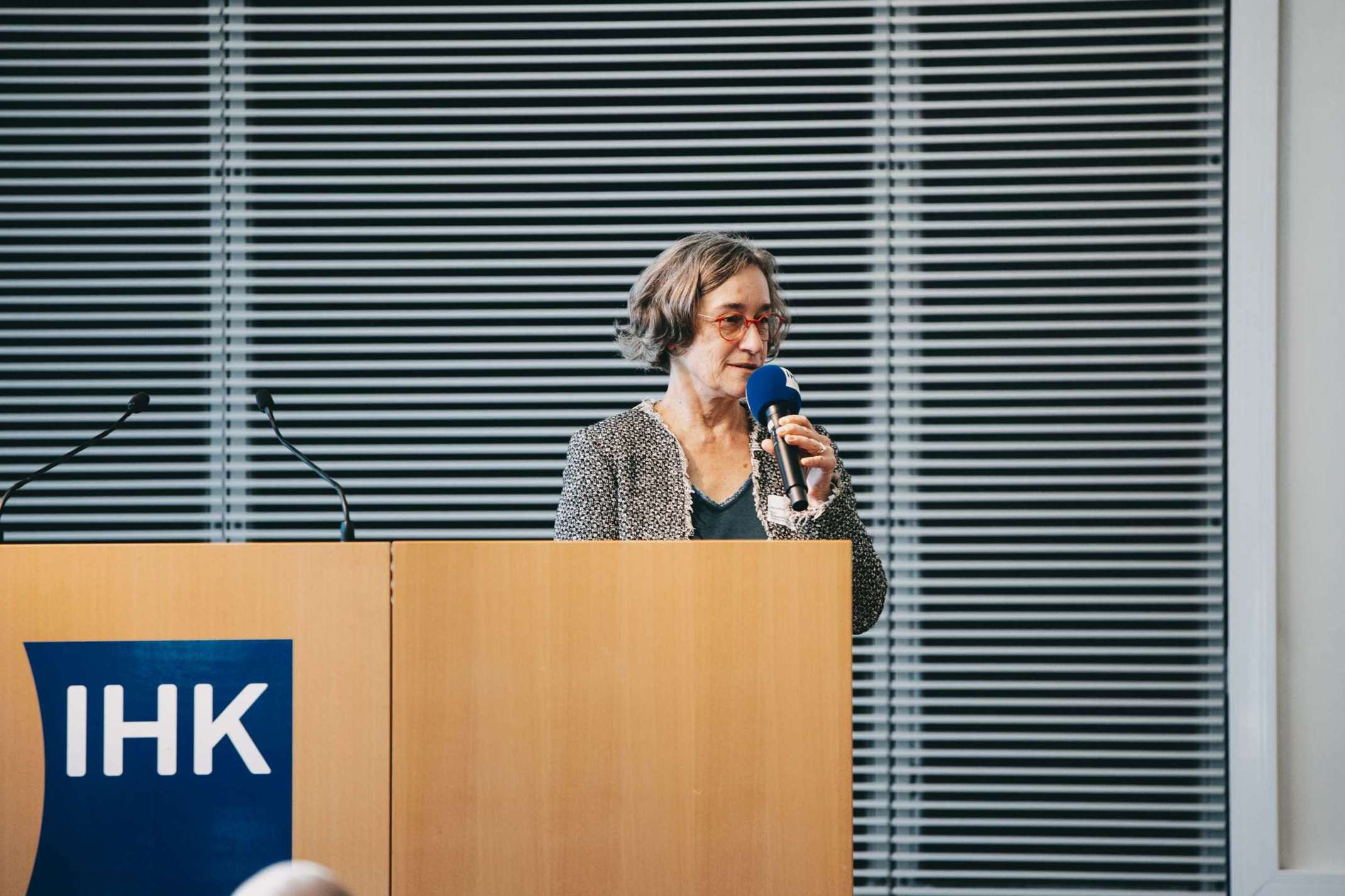 HolzAusBau26: Prof. Dr. Elisabeth Krön begrüßt die Gäste. HolzAusBau26: Prof. Dr. Elisabeth Krön begrüßt die Gäste.