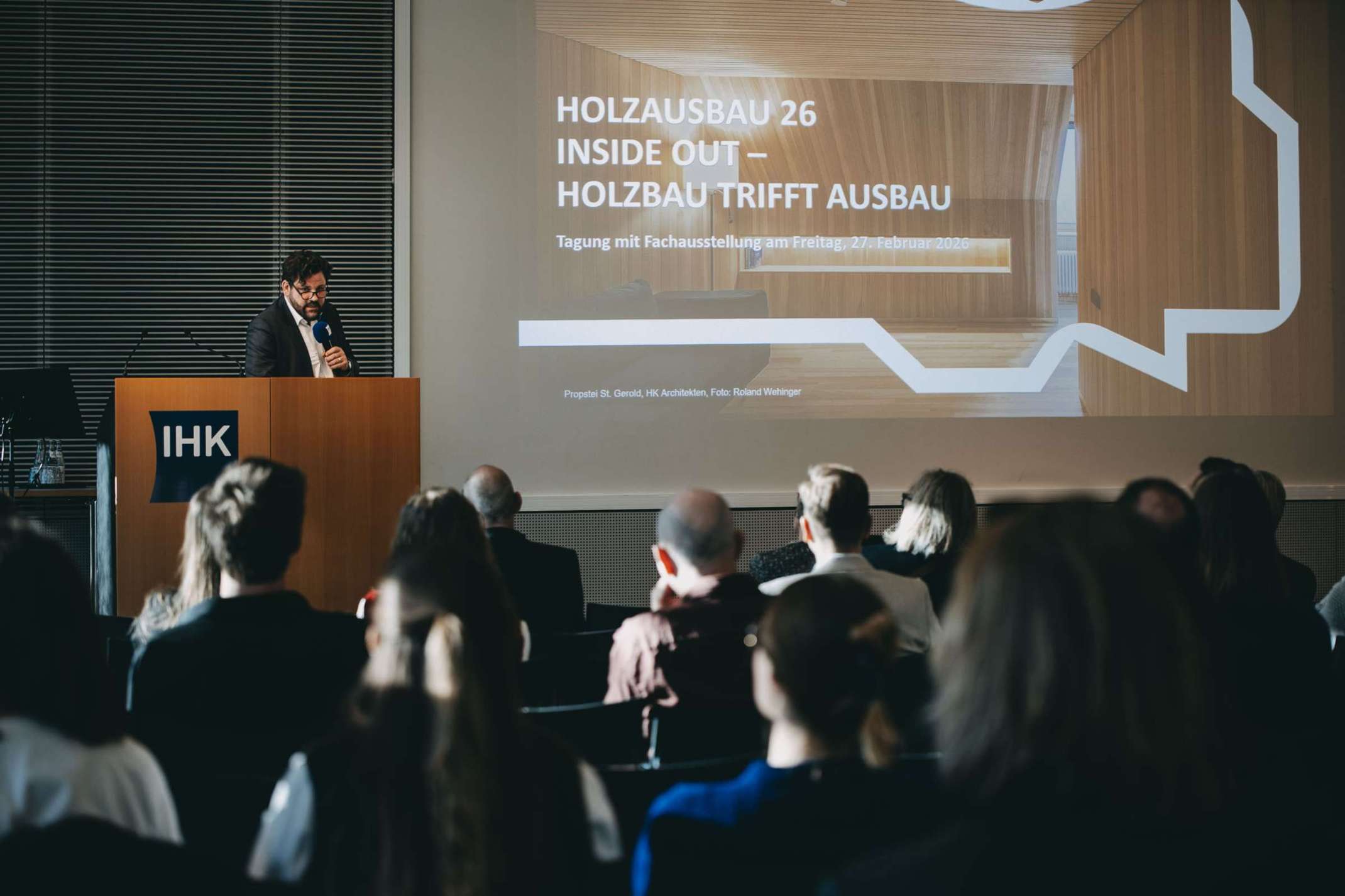 HolzAusBau 26: Prof. Wolfgang Huß moderiert den Vormittag. HolzAusBau 26: Prof. Wolfgang Huß moderiert den Vormittag.