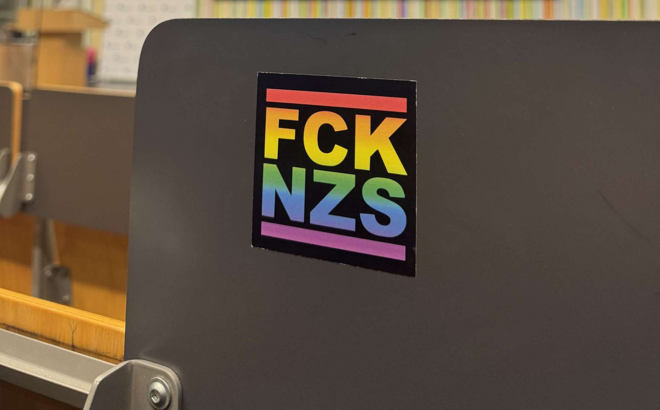 Anti-Nazi-Aufkleber im Hörsaal