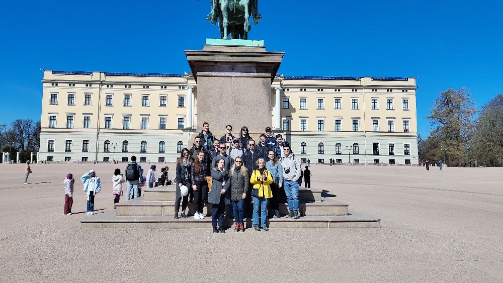 4_Gruppe vor Schloss 4_Gruppe vor Schloss