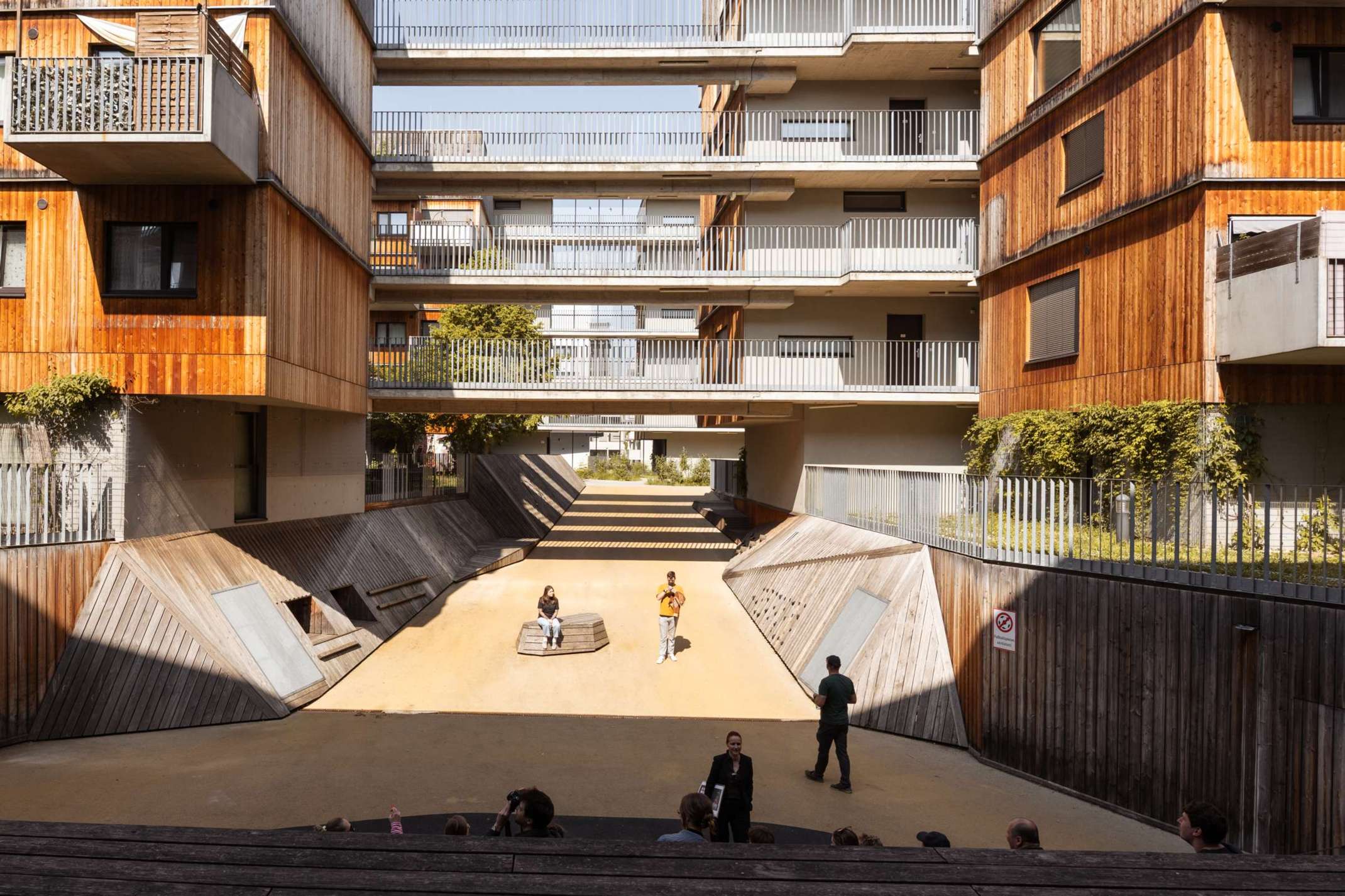 Besichtigung Holz-Hybrid-Bau D 12 von querkraft Architekten in der Seestadt Aspern - Innenhof. Foto: Lukas Malz.