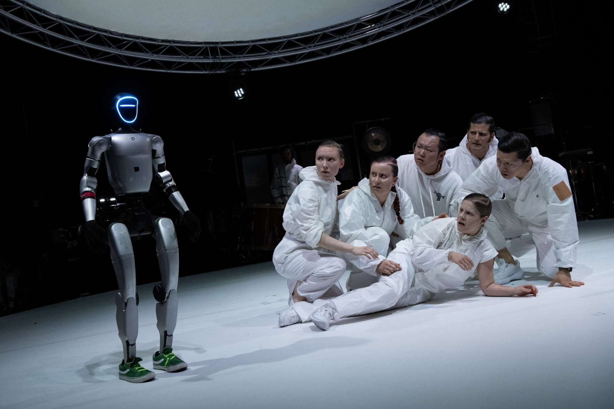 Der humanoide Roboter der THA in Interaktion mit Sängerinnen und Sängern der Musiktheaterproduktion „V01CES//B0D1EZ“ © Bayerische Theaterakademie / Cordula Treml