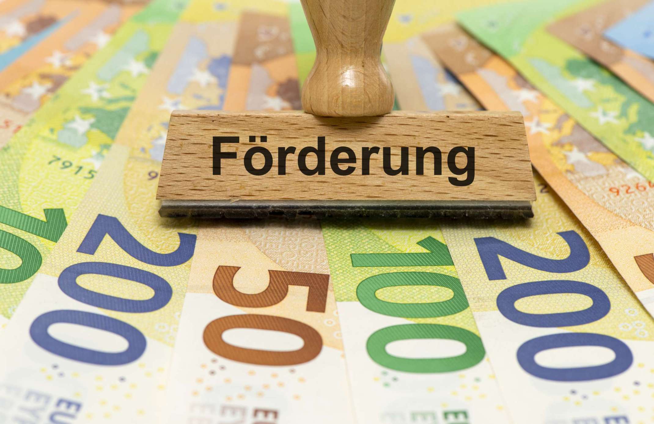 Geldscheine und Förder-Stempel