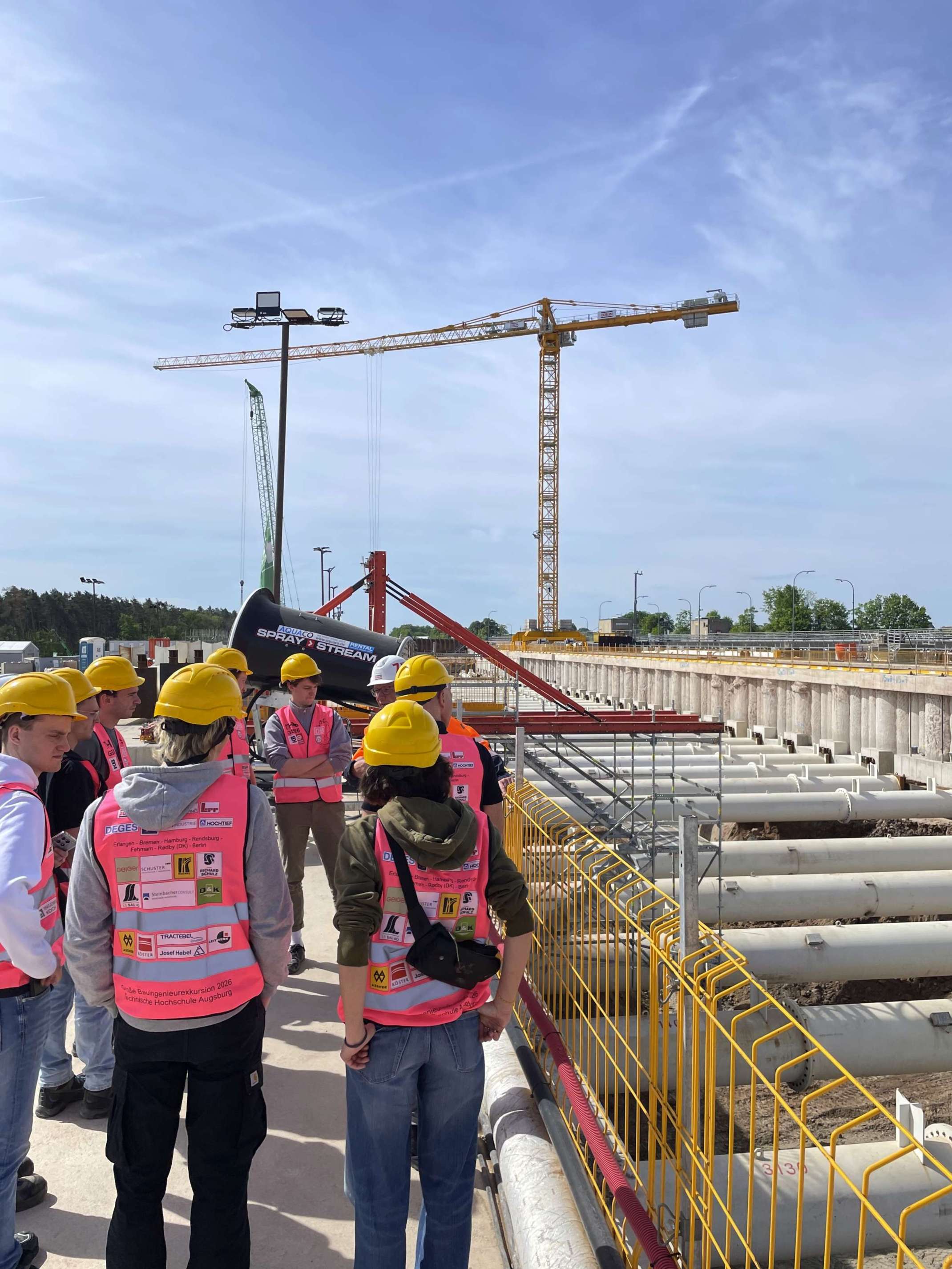 Studierende besichtigen Baustelle Studierende besichtigen Baustelle