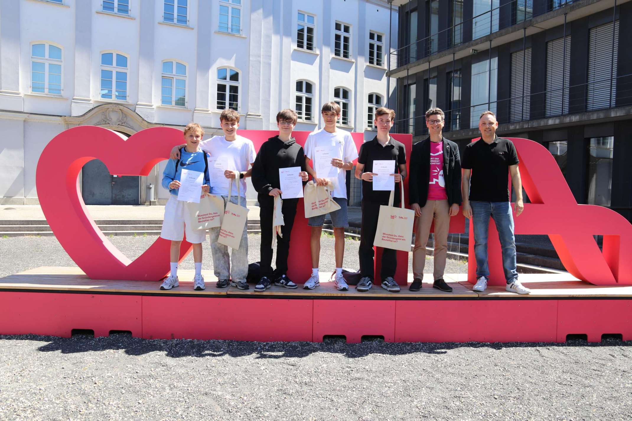 Schüler mit Prof. Dr. Zimmermann und Lehrer Andreas Horn Schüler mit Prof. Dr. Zimmermann und Lehrer Andreas Horn