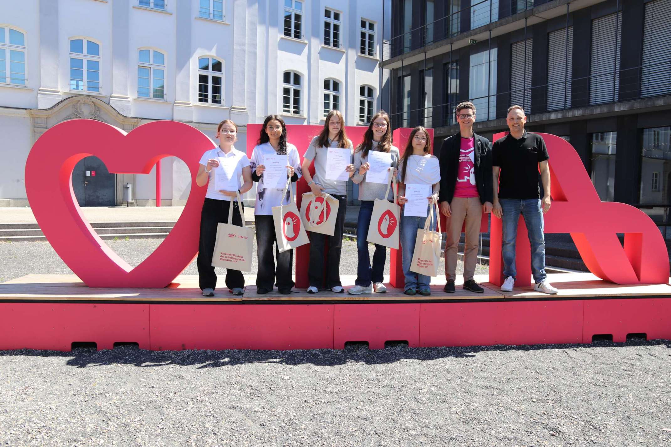 Schülerinnen mit Prof. Dr. Zimmermann und Lehrer Andreas Horn Schülerinnen mit Prof. Dr. Zimmermann und Lehrer Andreas Horn