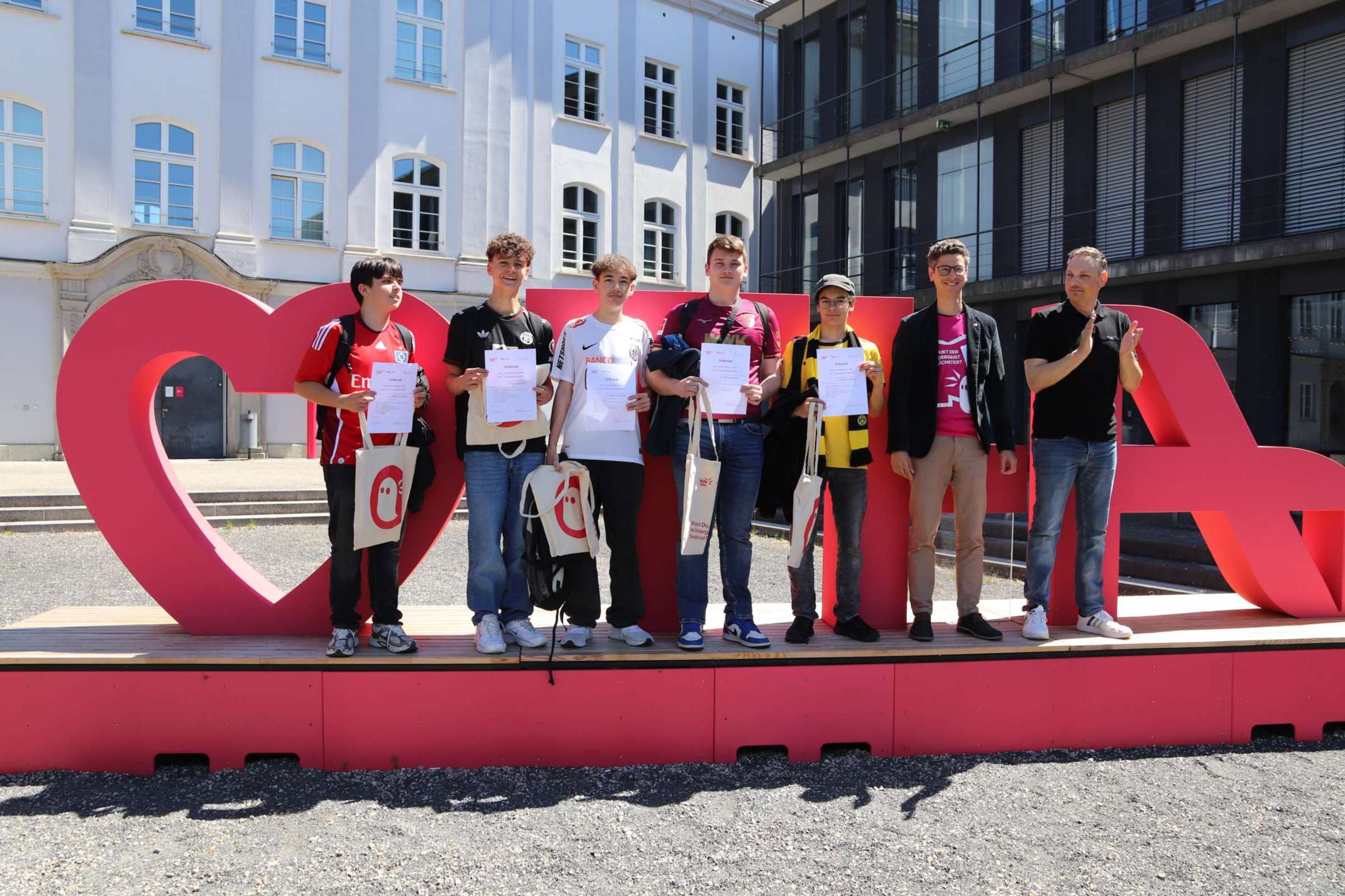 Schüler mit Prof. Dr. Zimmermann und Lehrer Andreas Horn Schüler mit Prof. Dr. Zimmermann und Lehrer Andreas Horn