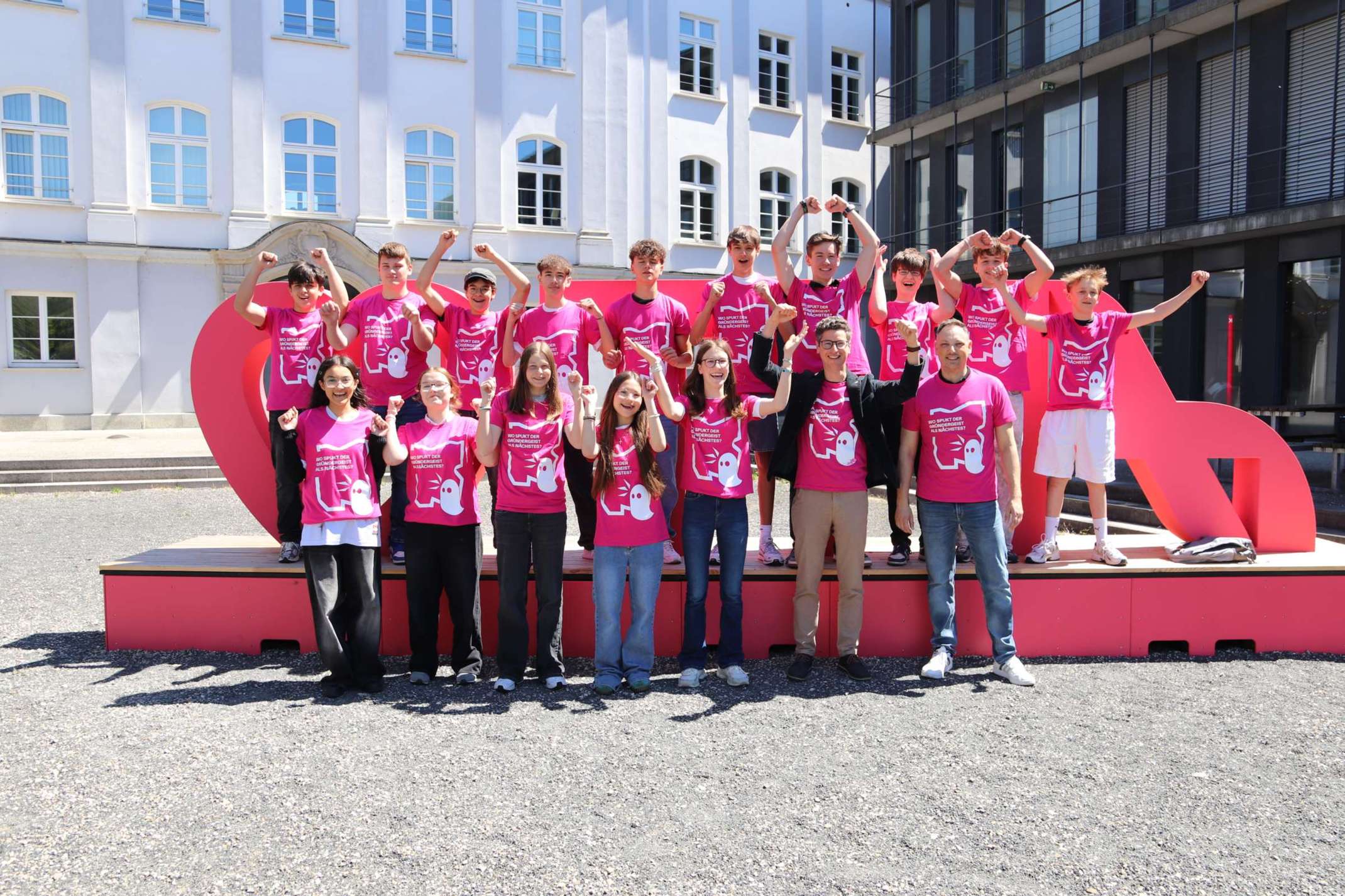 Gewinner mit Prof. Dr. Zimmermann und Lehrer Andreas Horn Gewinner mit Prof. Dr. Zimmermann und Lehrer Andreas Horn